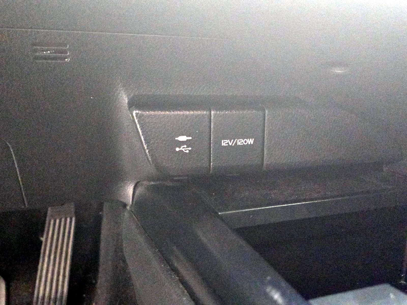 2019 Toyota Camry LE - Photo 19