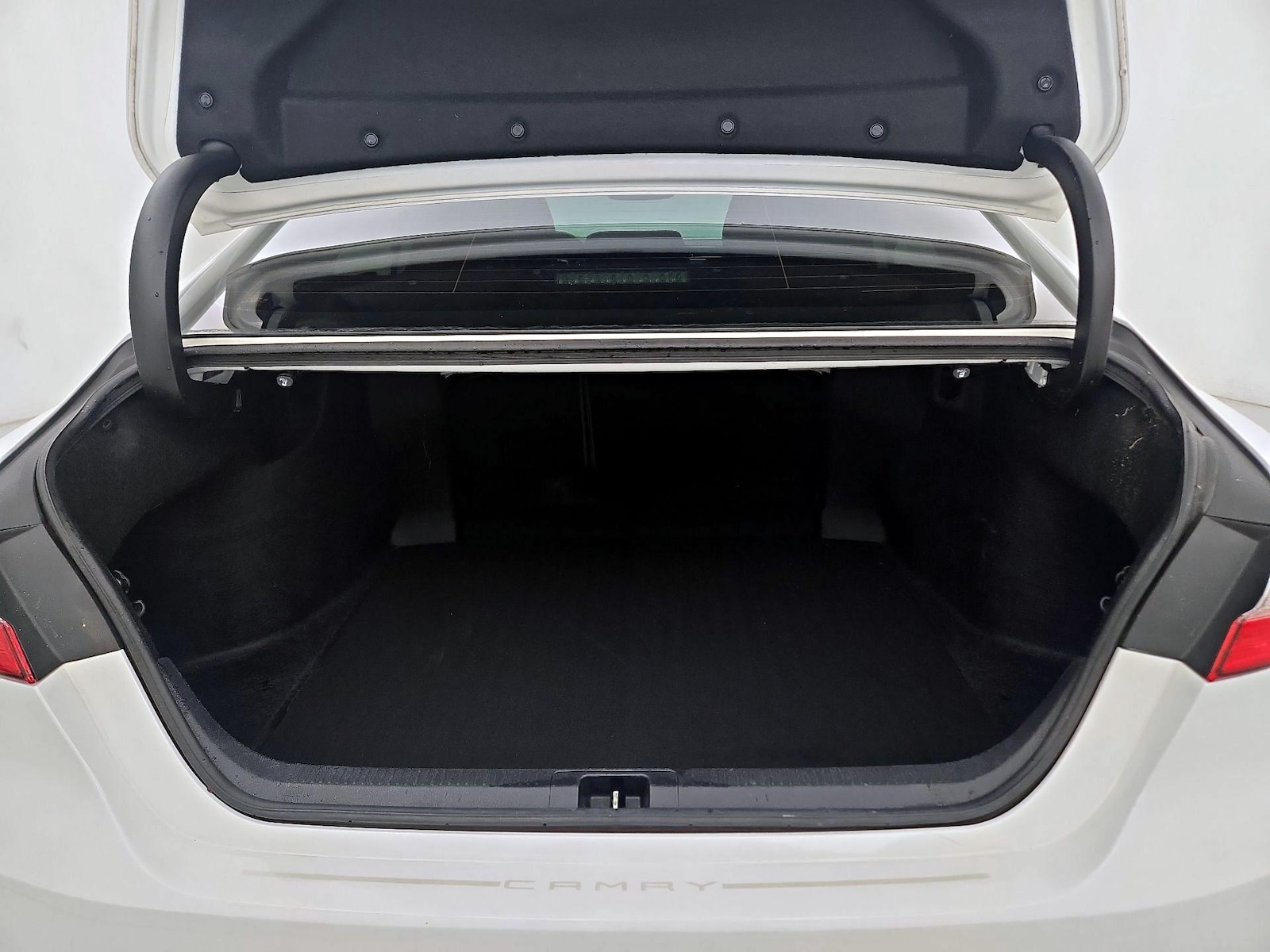2019 Toyota Camry LE - Photo 21