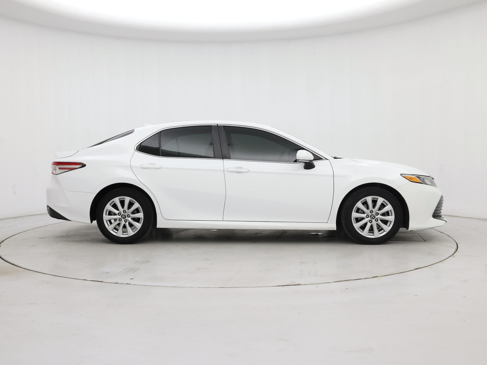 2019 Toyota Camry LE - Photo 8