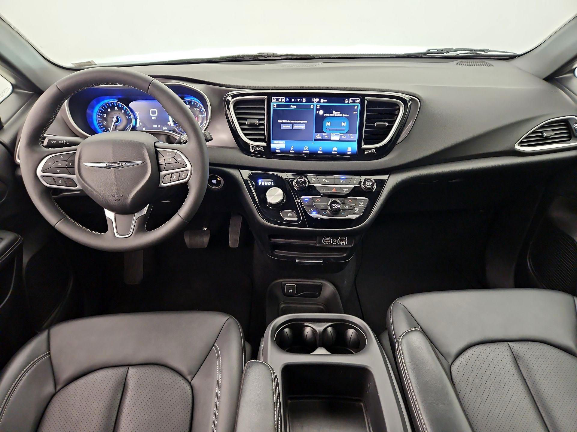Thumbnail: 2025 Chrysler Pacifica - 9