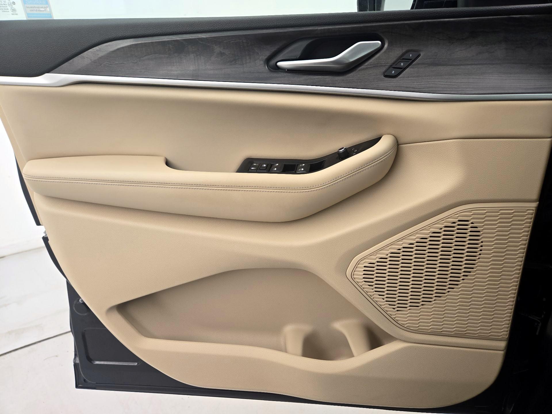 Thumbnail: 2024 Jeep Grand Cherokee - 12
