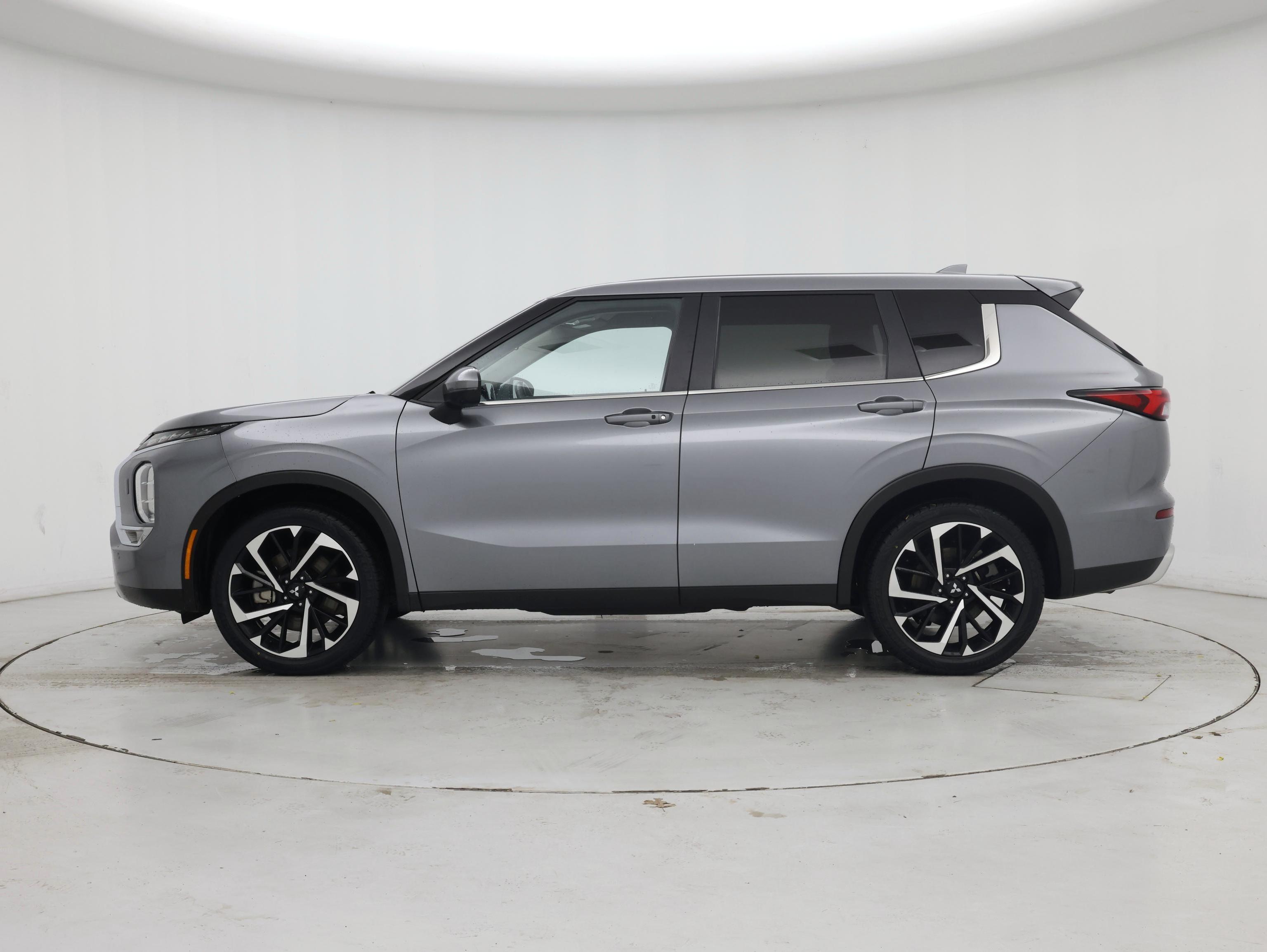 Thumbnail: 2024 Mitsubishi Outlander - 3