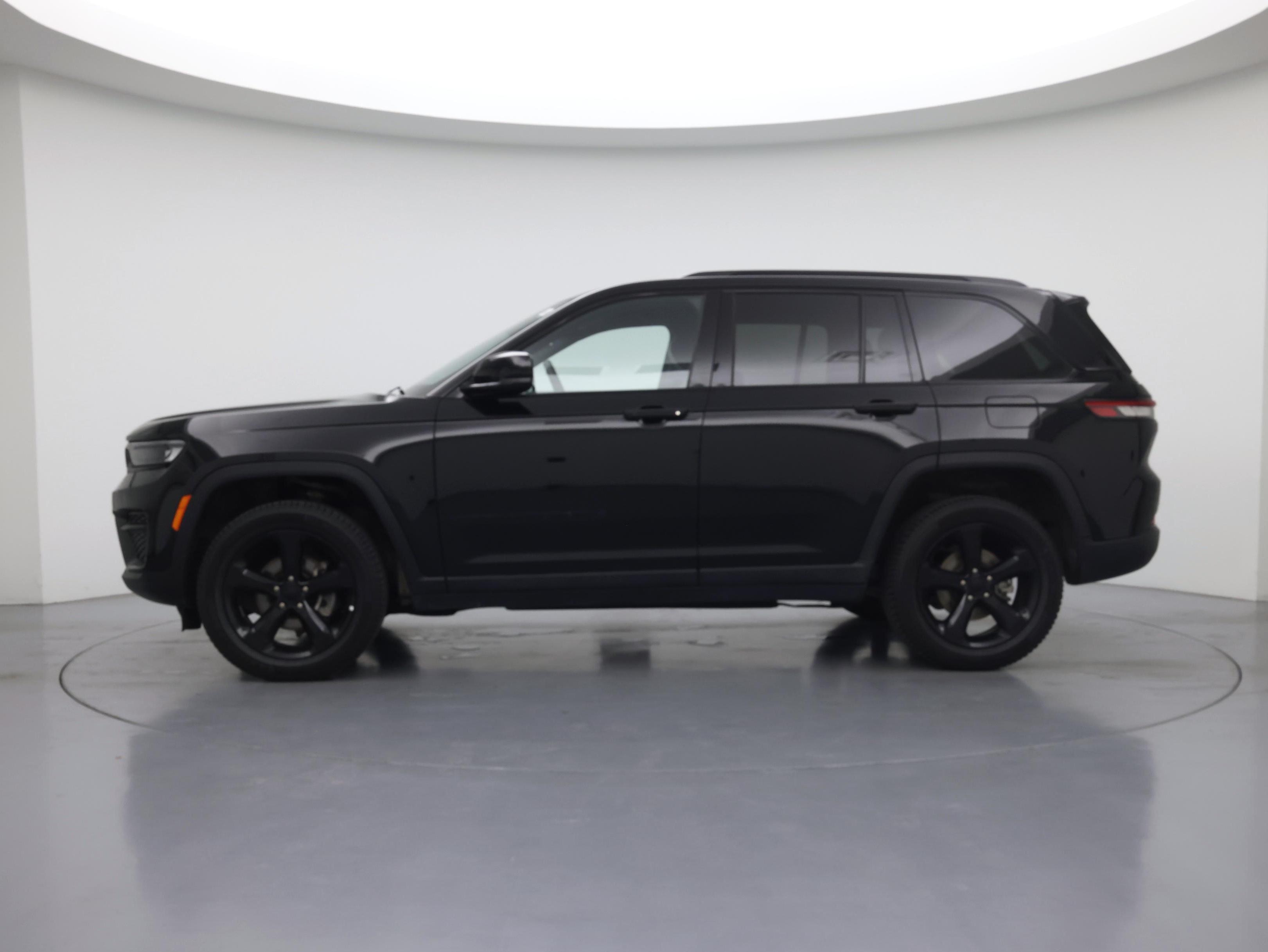 Thumbnail: 2023 Jeep Grand Cherokee - 3