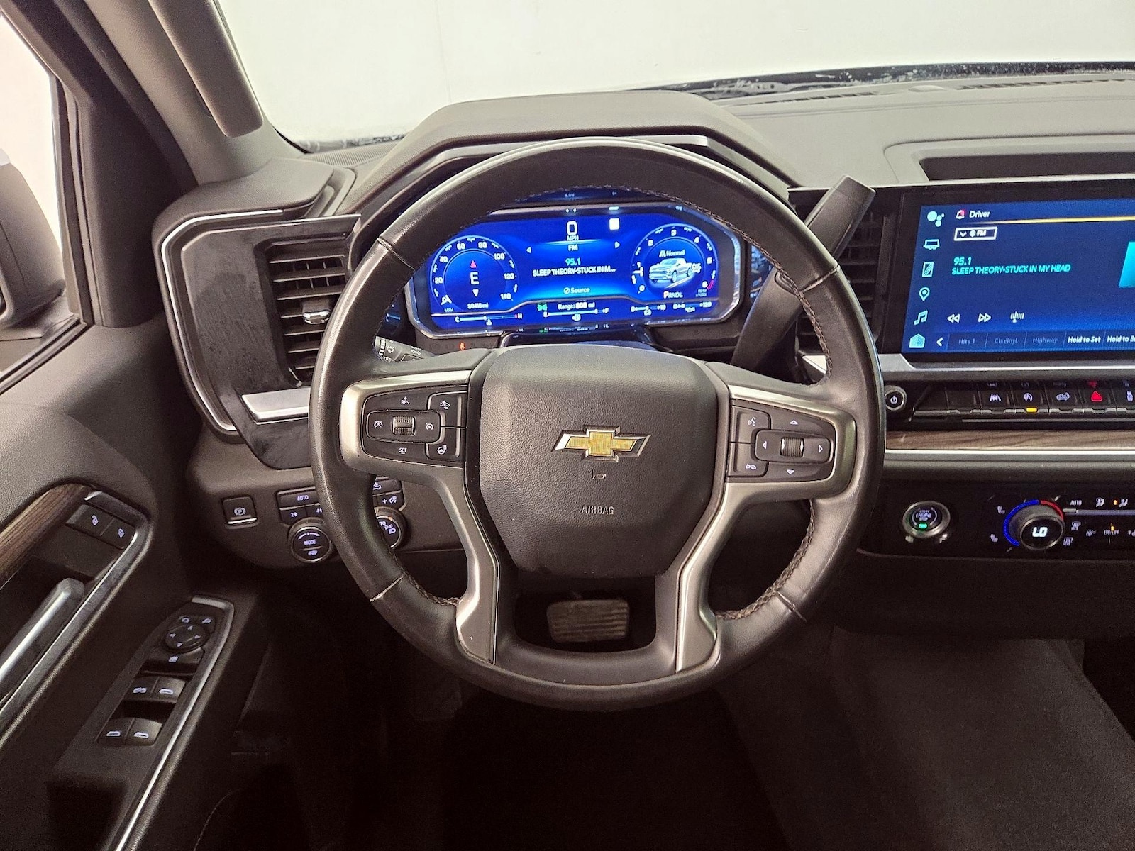 2023 Chevrolet Silverado 1500 LT - Photo 11