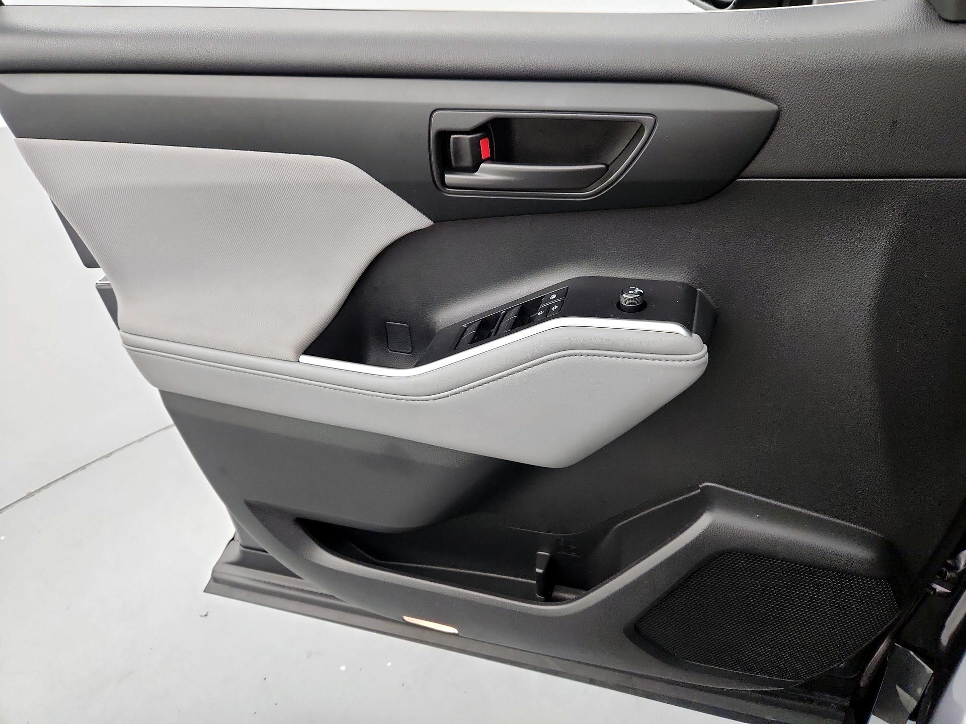 Thumbnail: 2021 Toyota Highlander - 12