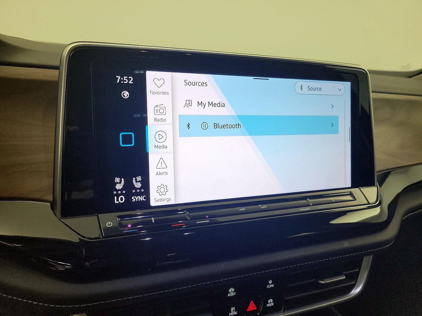 2025 Volkswagen Atlas SE w/Tech - Photo 16