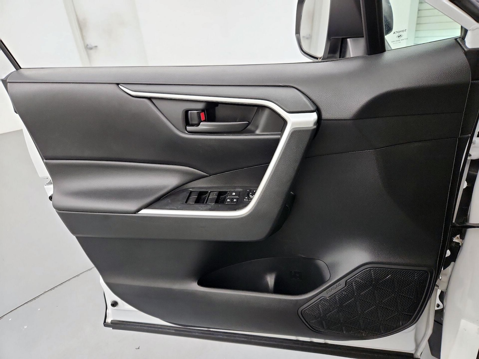 2021 Toyota RAV4 LE - Photo 13
