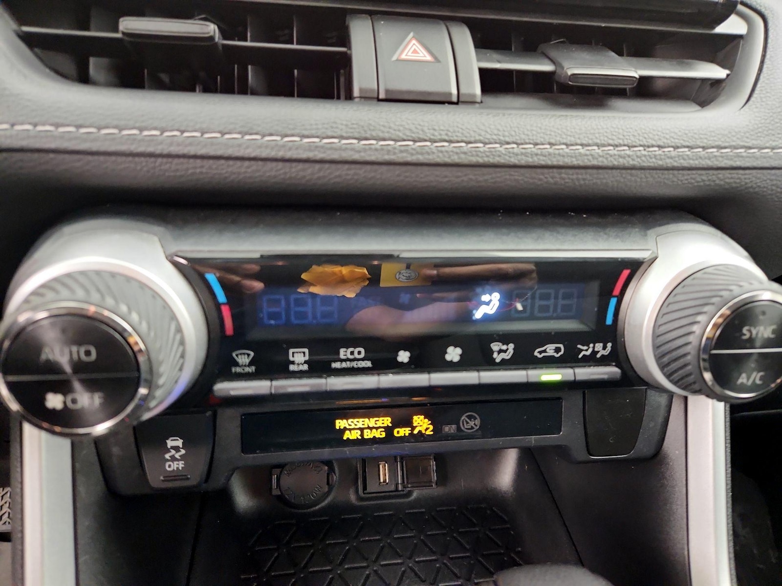 2021 Toyota RAV4 LE - Photo 17