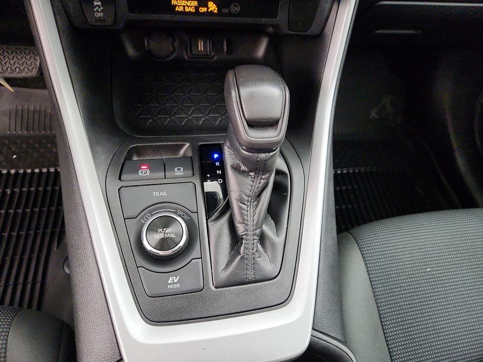 2021 Toyota RAV4 LE - Photo 18