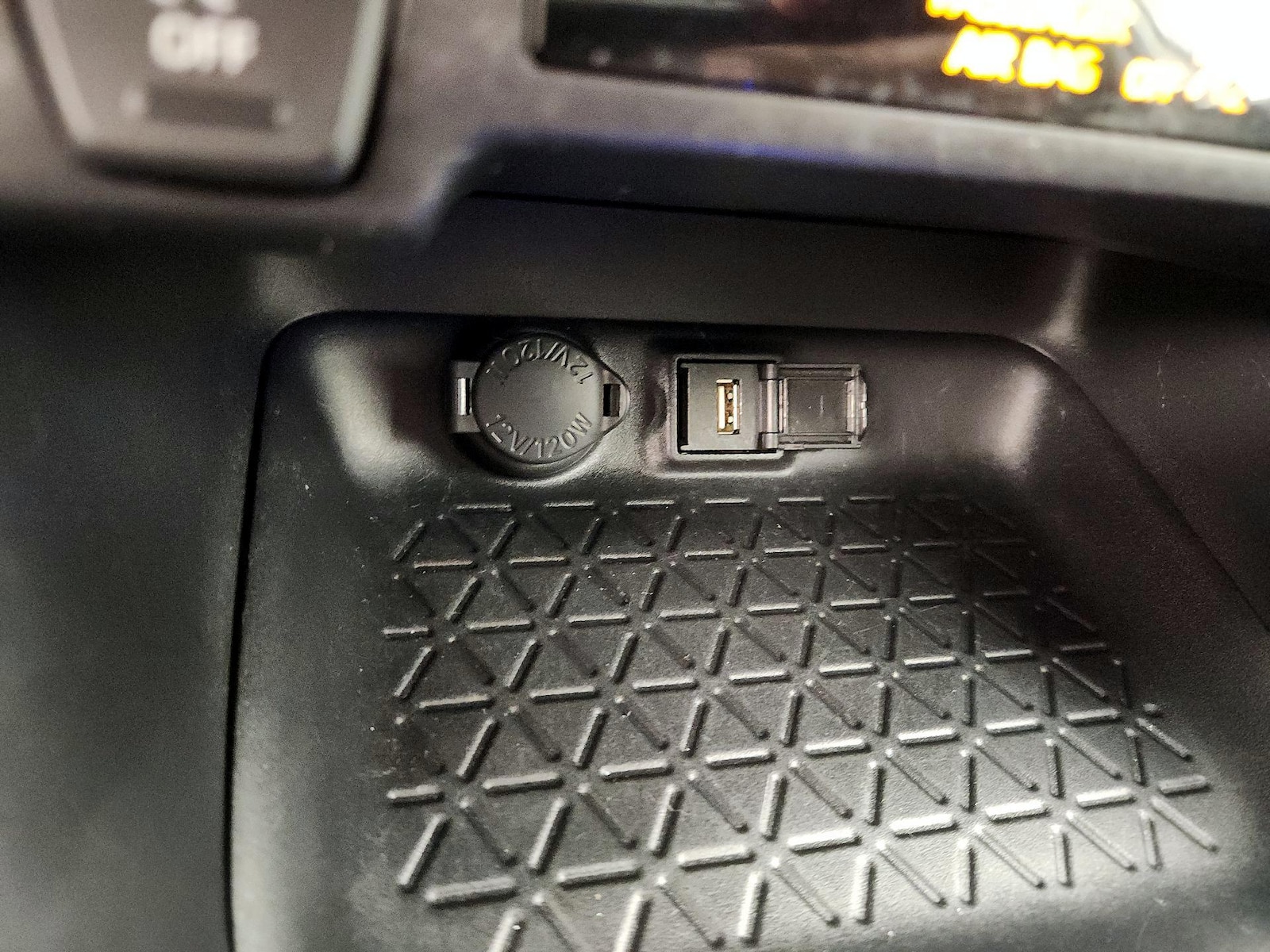 2021 Toyota RAV4 LE - Photo 19