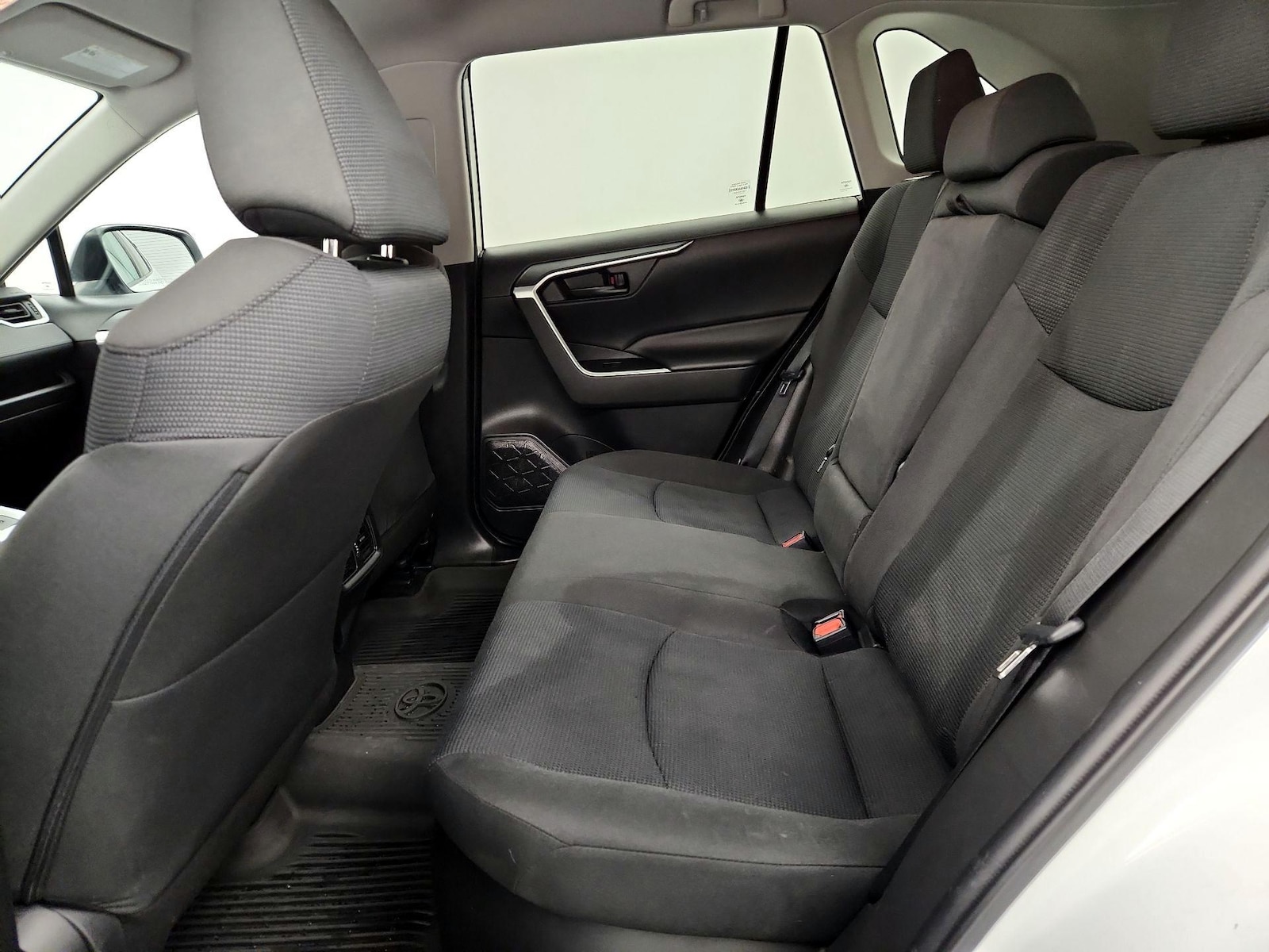 2021 Toyota RAV4 LE - Photo 20