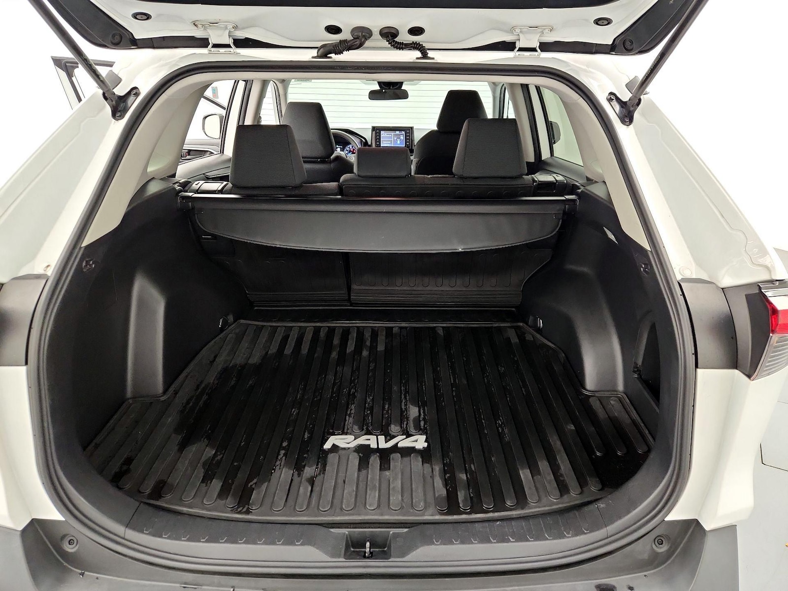 2021 Toyota RAV4 LE - Photo 21