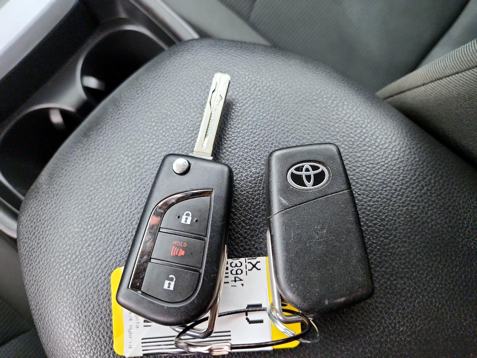 2021 Toyota RAV4 LE - Photo 23