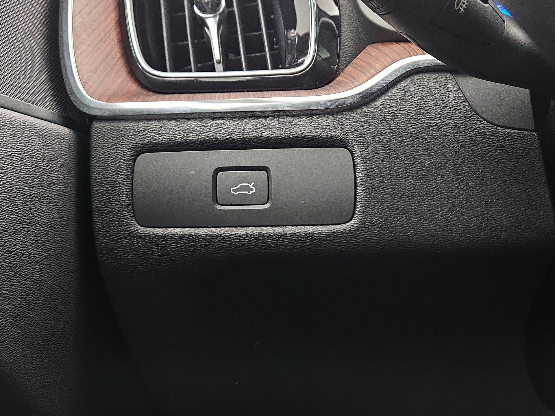 Thumbnail: 2023 Volvo XC60 - 13
