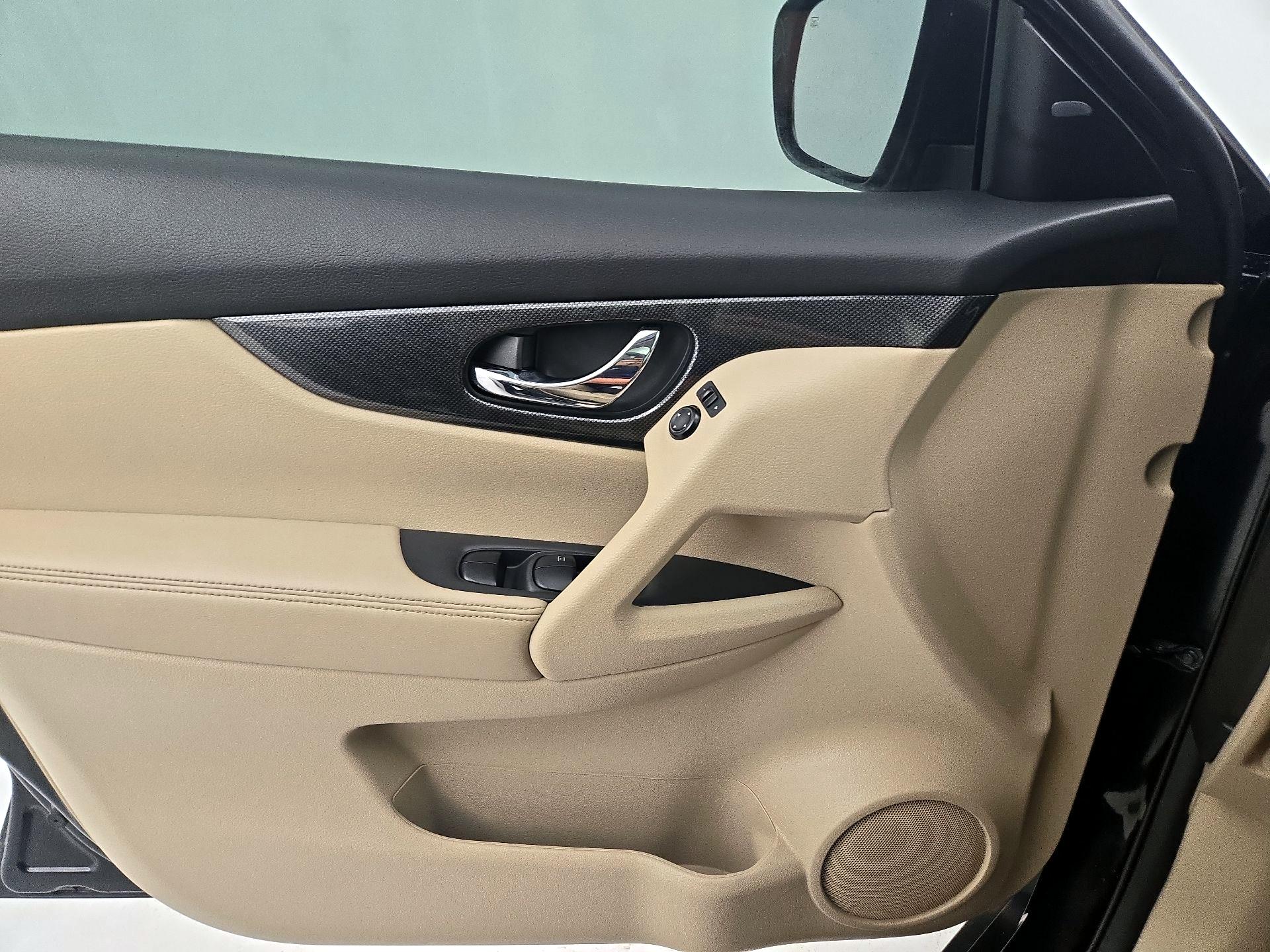 Thumbnail: 2016 Nissan Rogue - 12