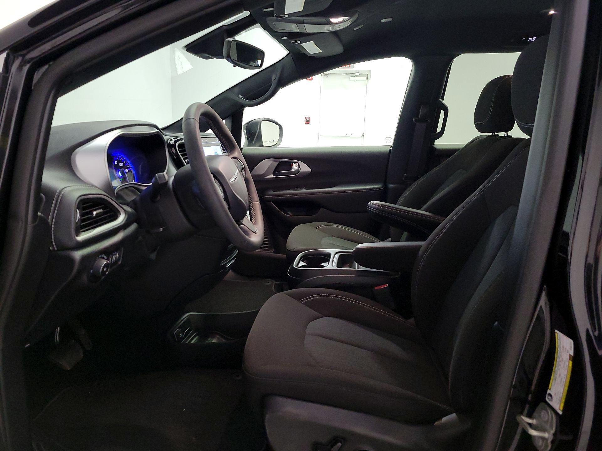 Thumbnail: 2023 Chrysler Pacifica - 11
