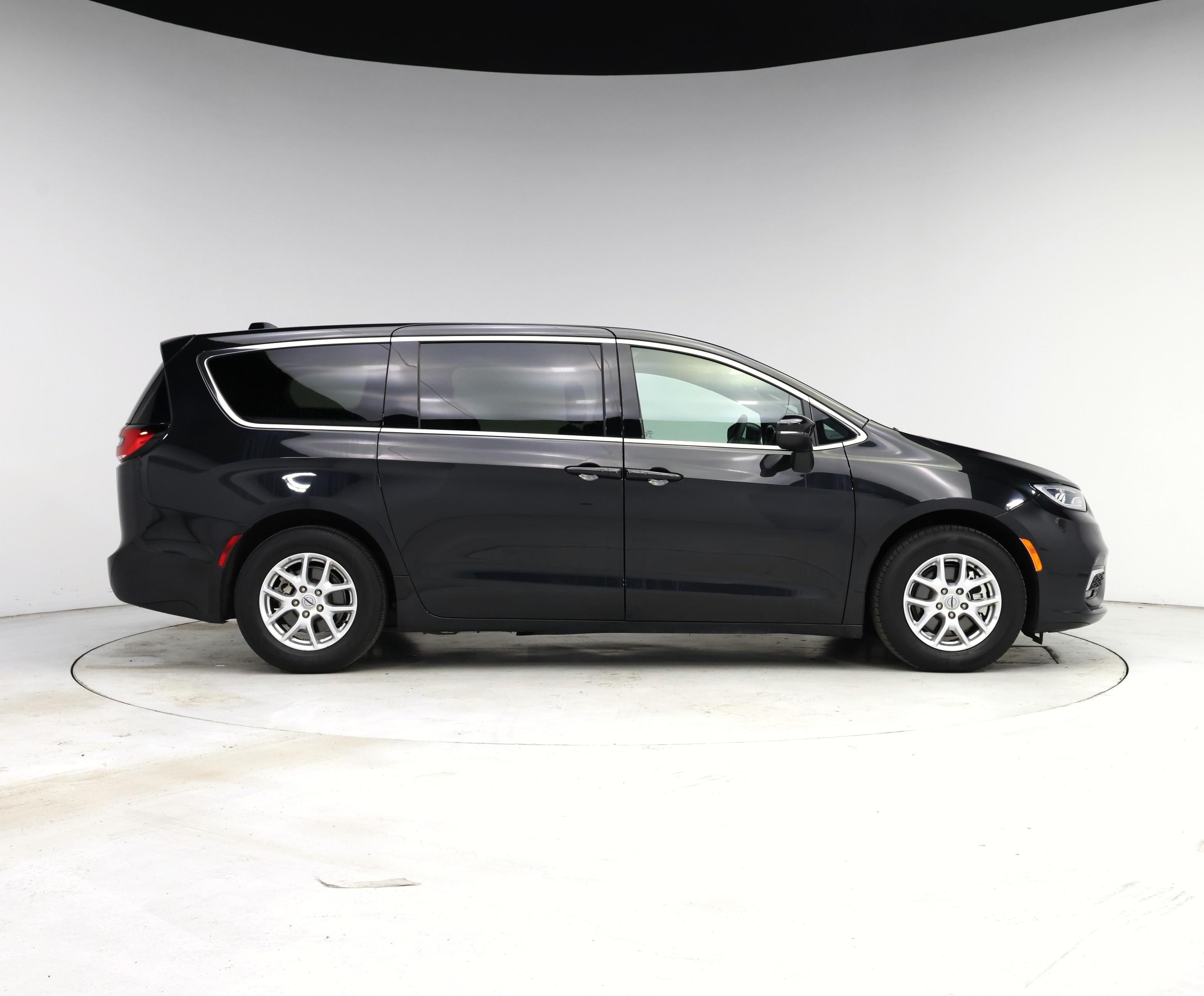 Thumbnail: 2023 Chrysler Pacifica - 7