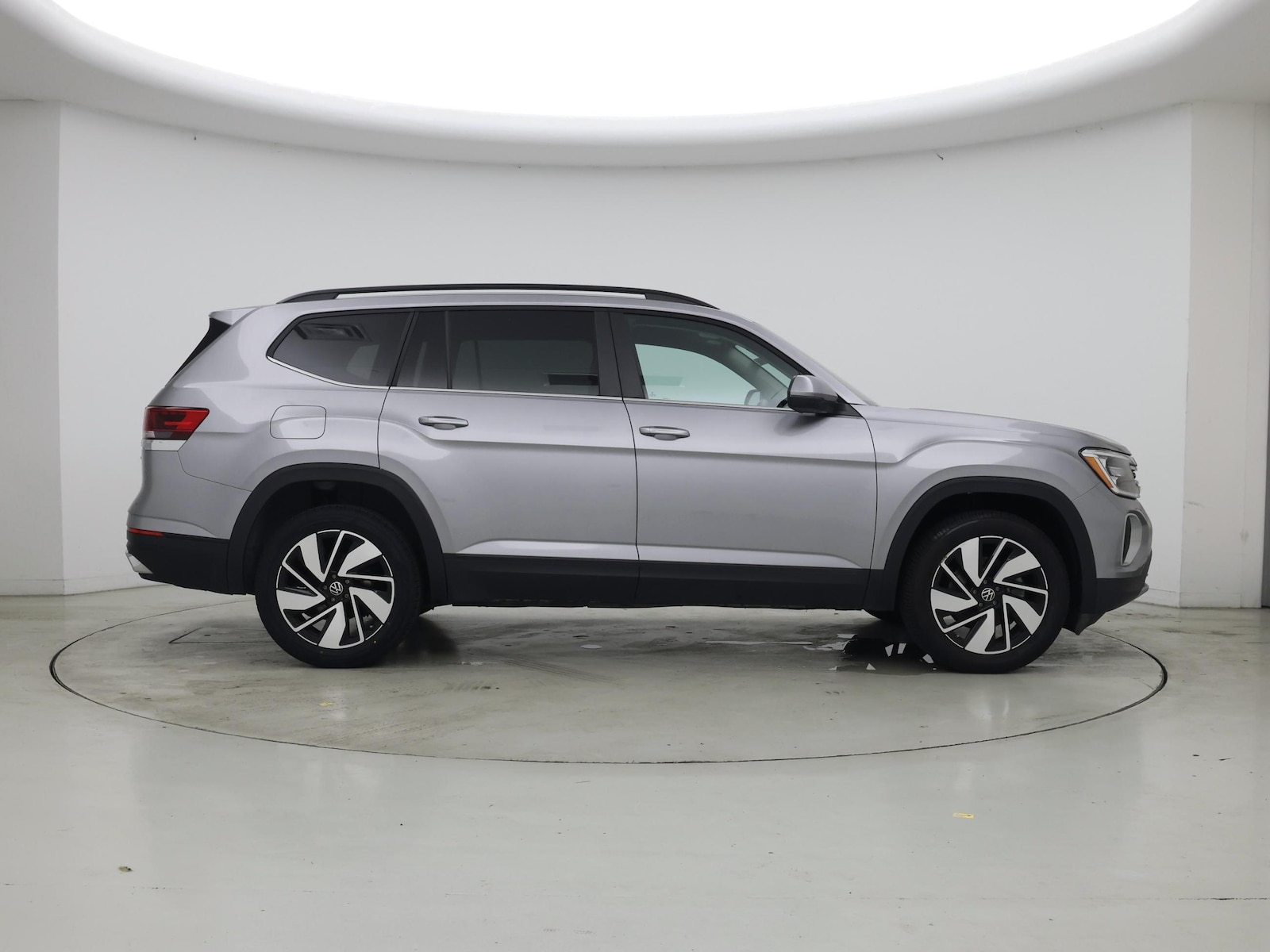 2025 Volkswagen Atlas SE w/Tech - Photo 8