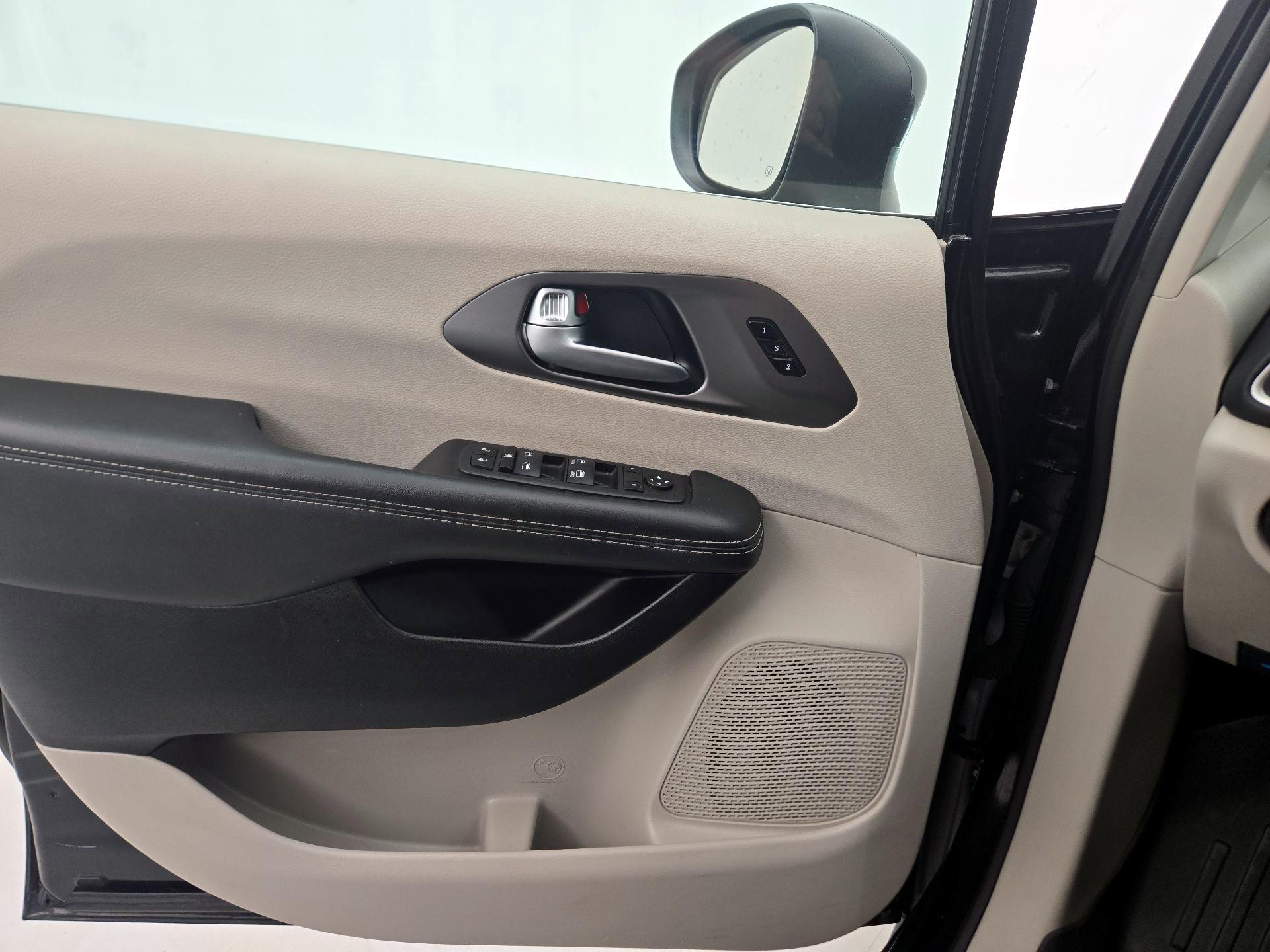 Thumbnail: 2023 Chrysler Pacifica - 12