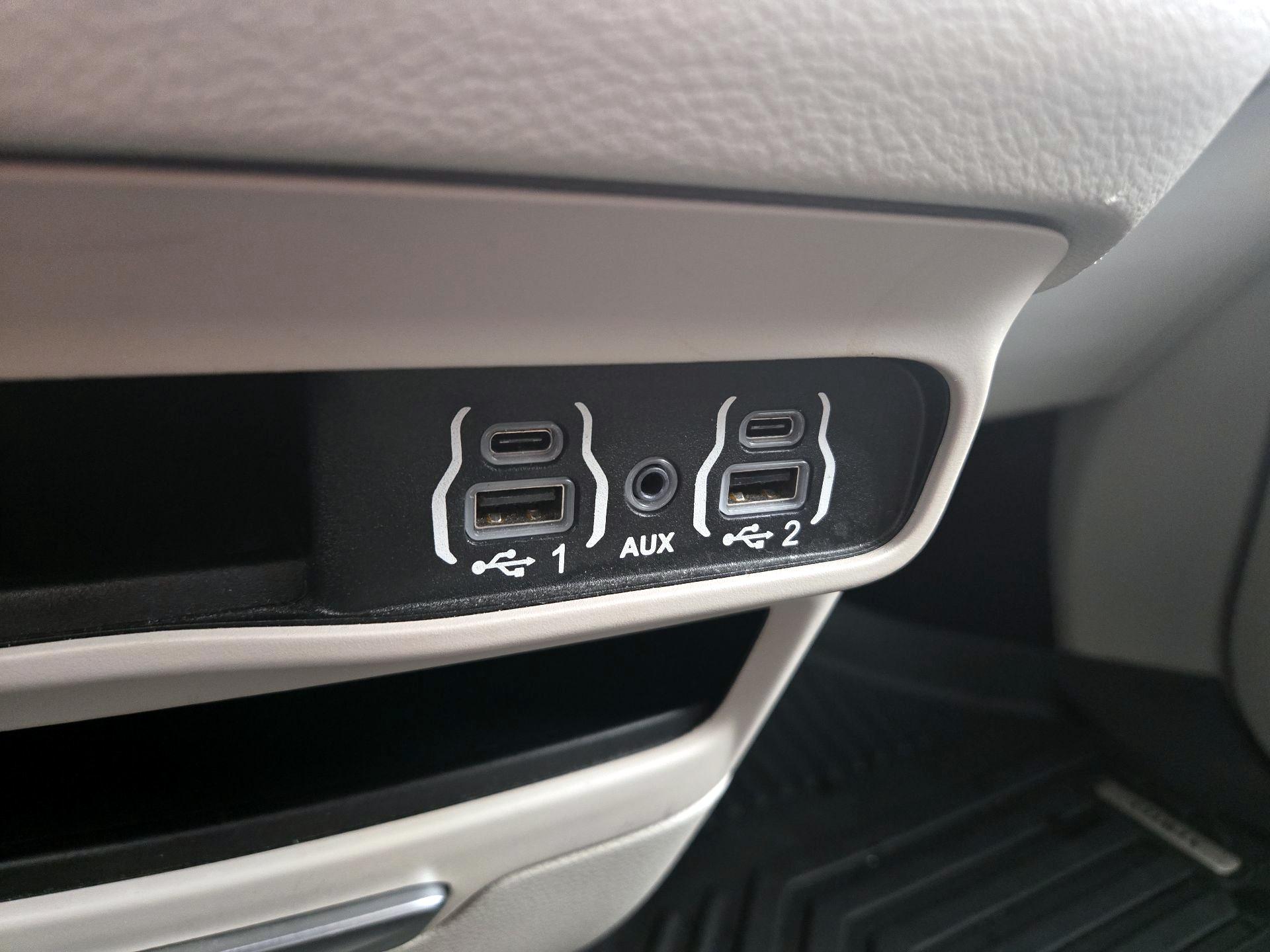 Thumbnail: 2023 Chrysler Pacifica - 18