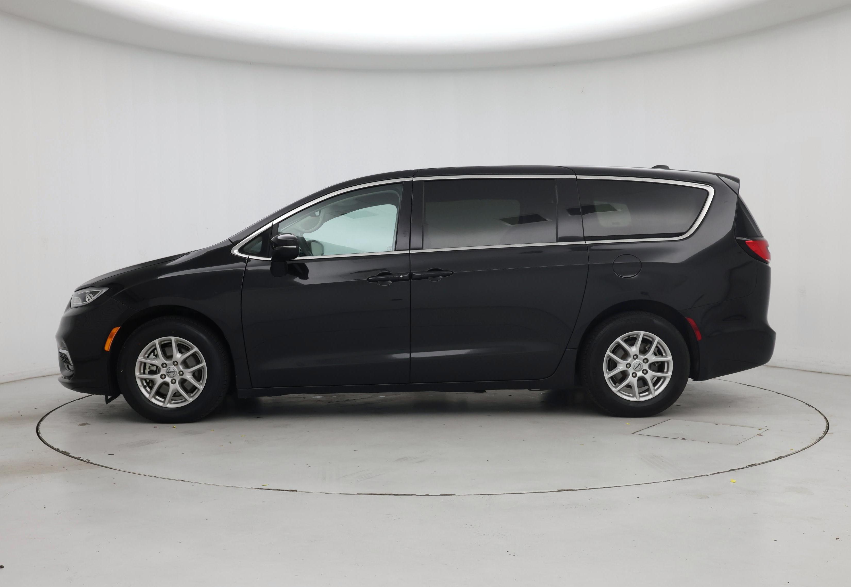 Thumbnail: 2023 Chrysler Pacifica - 3