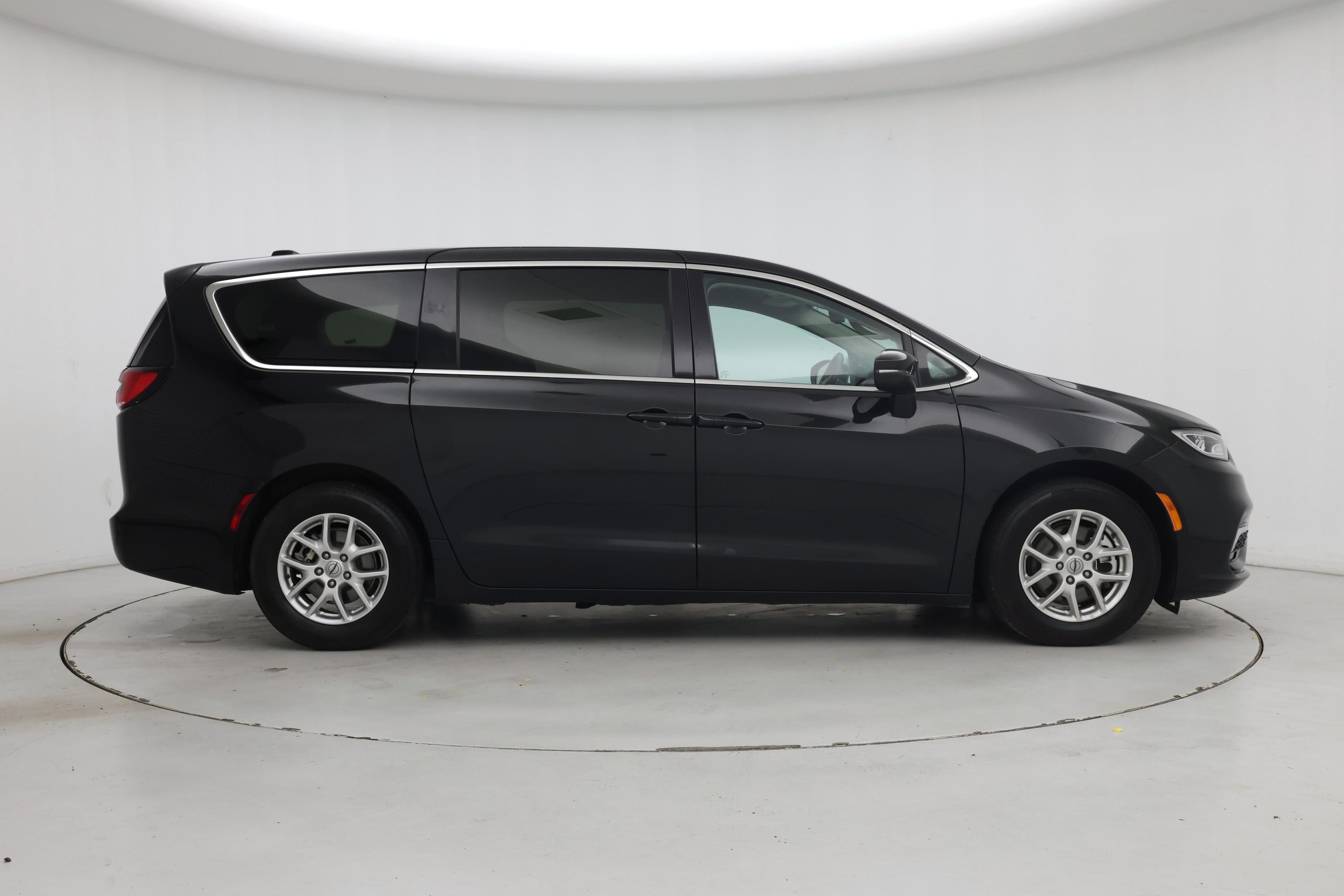 Thumbnail: 2023 Chrysler Pacifica - 7