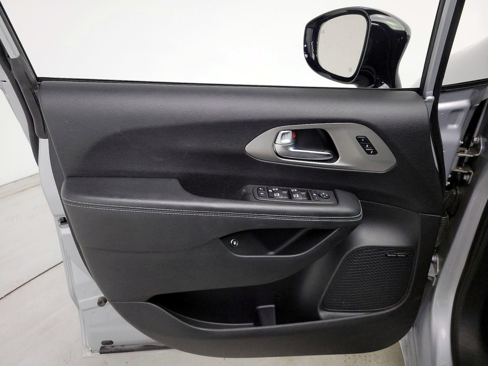 2023 Chrysler Pacifica Hybrid Limited - Photo 13