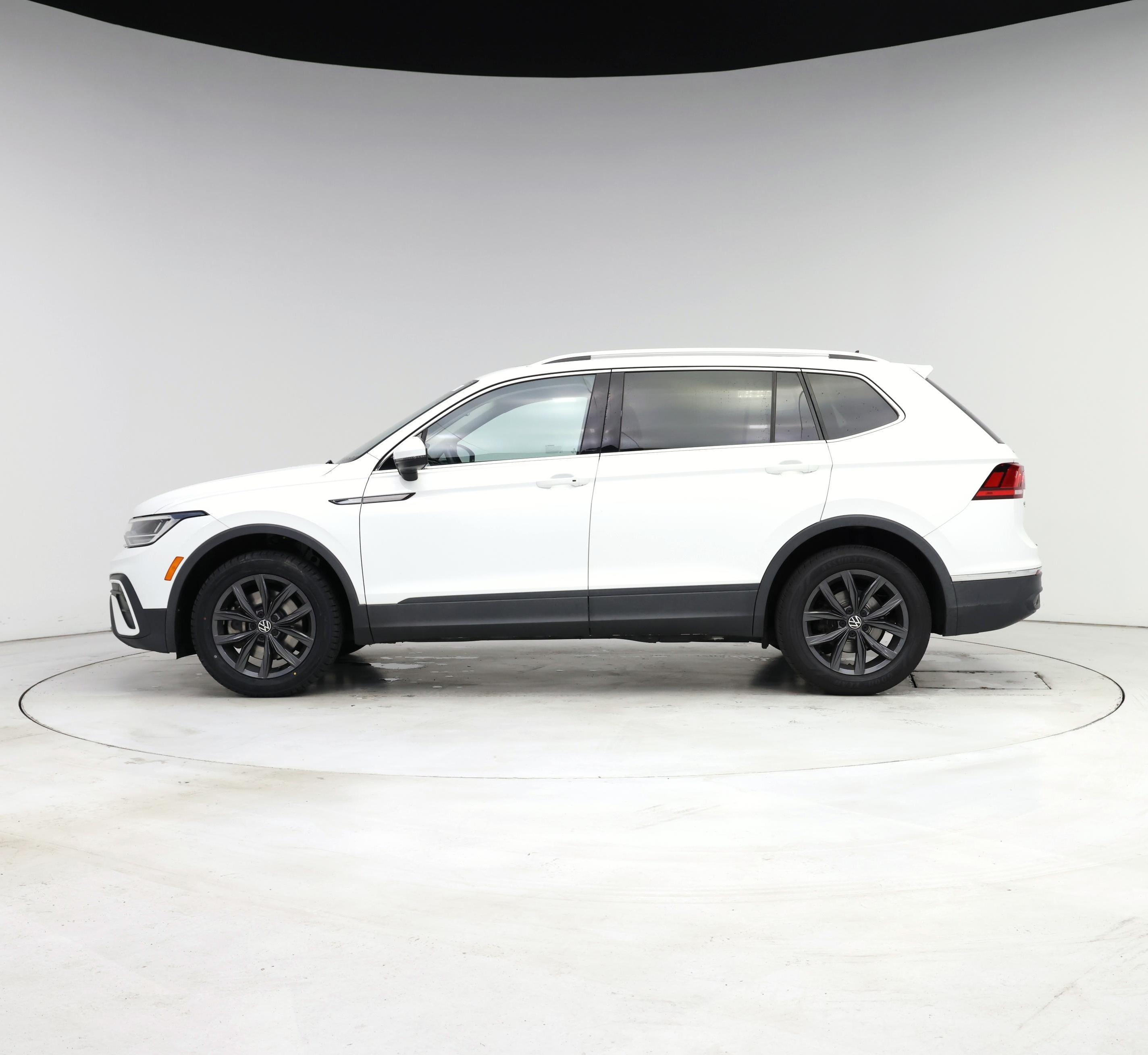 Thumbnail: 2022 Volkswagen Tiguan - 3