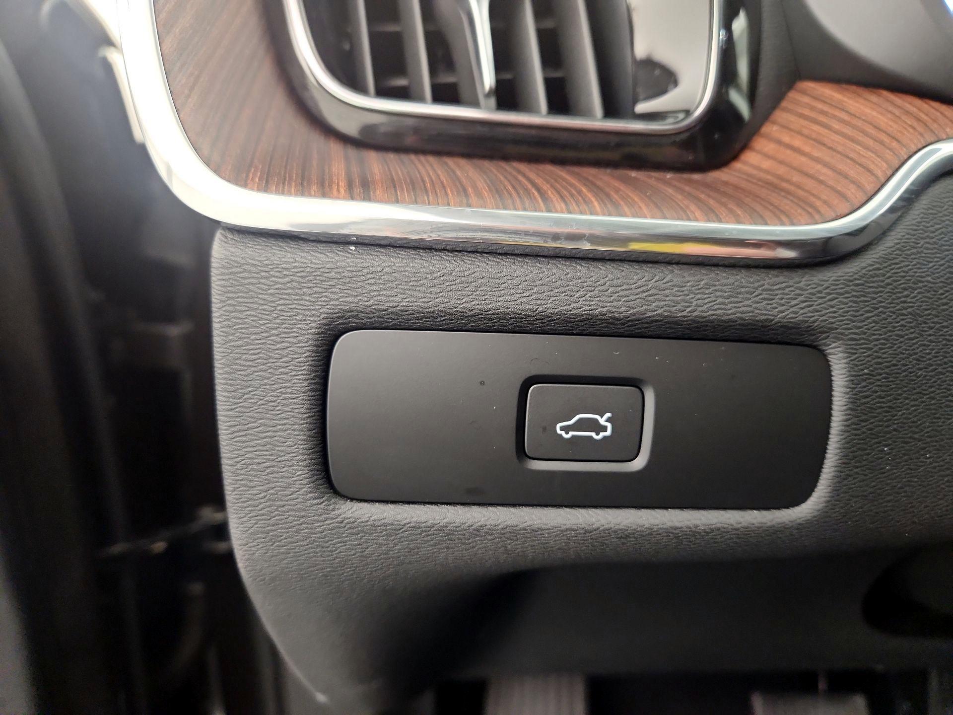Thumbnail: 2023 Volvo XC60 - 13