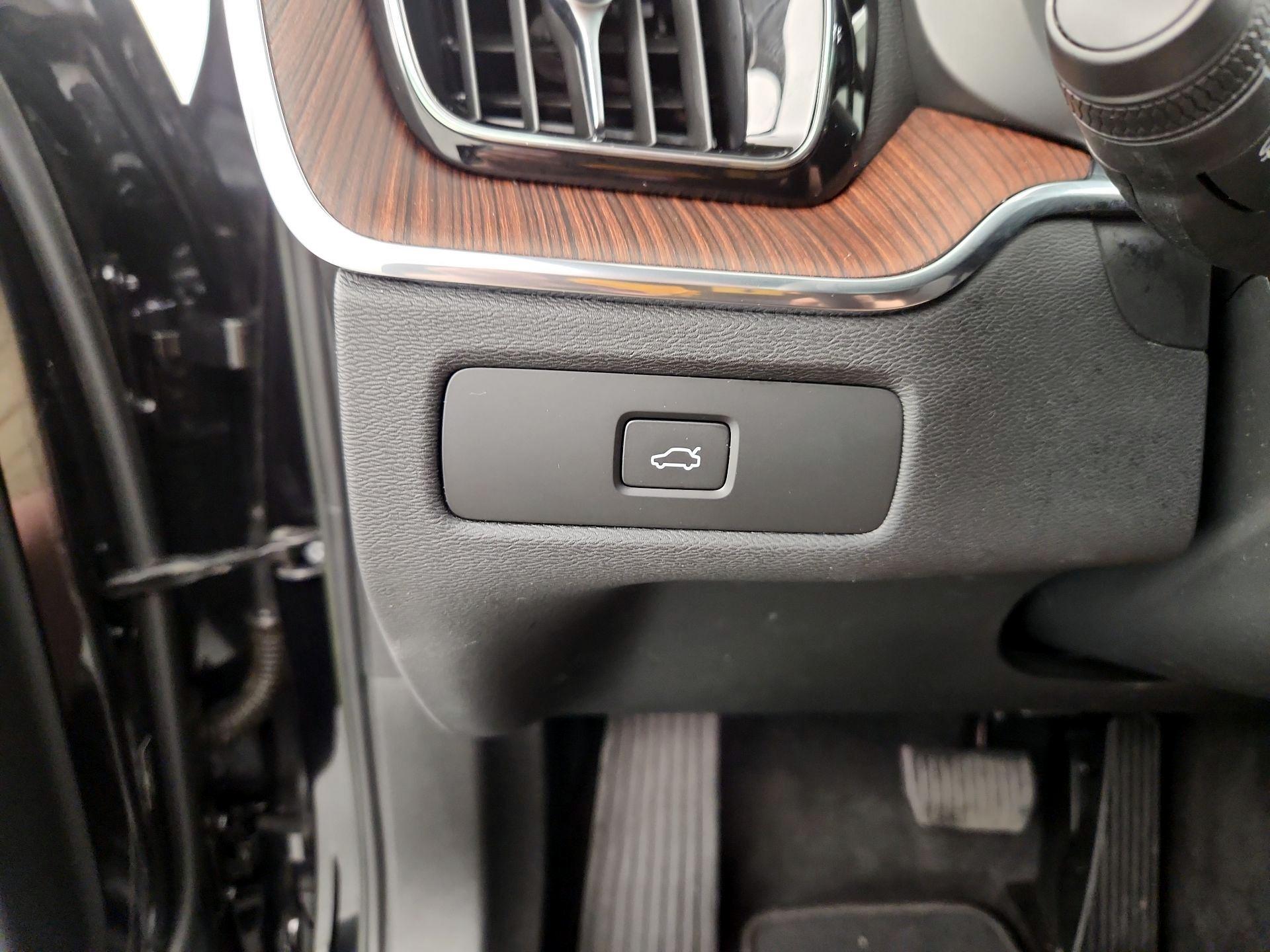 Thumbnail: 2023 Volvo XC60 - 13