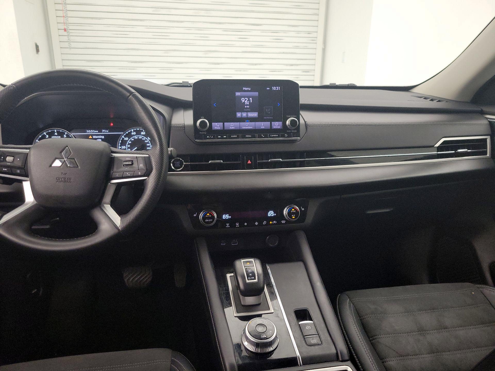 Thumbnail: 2023 Mitsubishi Outlander - 9