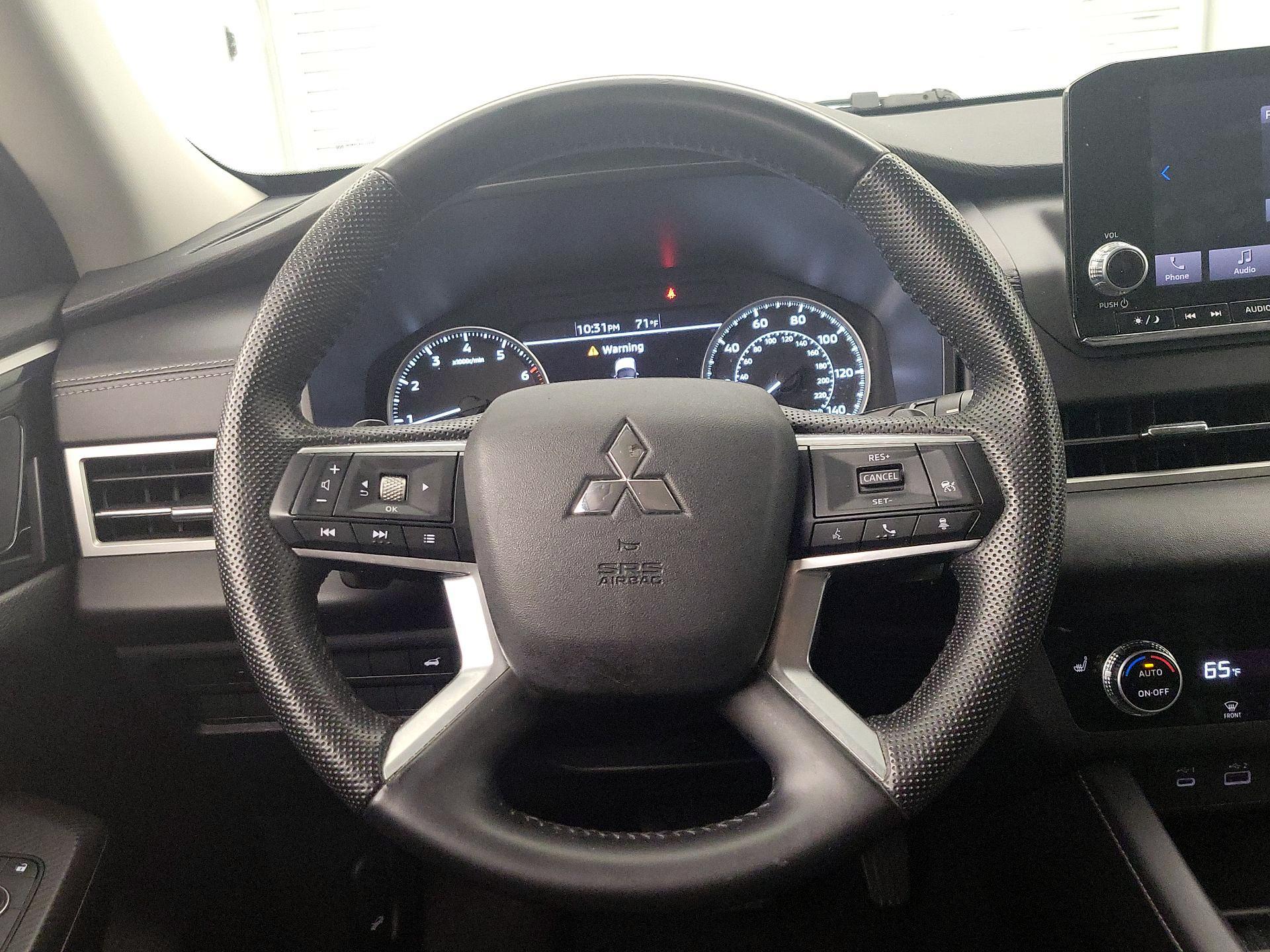 Thumbnail: 2023 Mitsubishi Outlander - 10