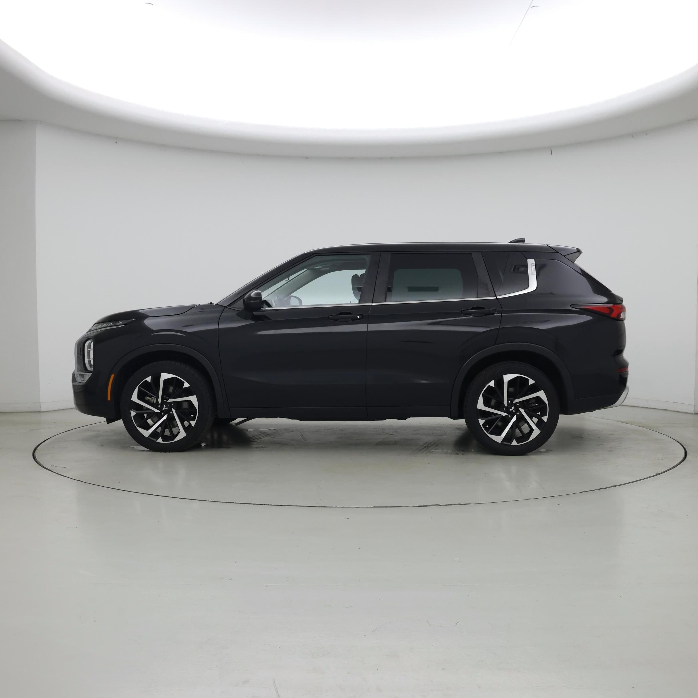 Thumbnail: 2023 Mitsubishi Outlander - 3