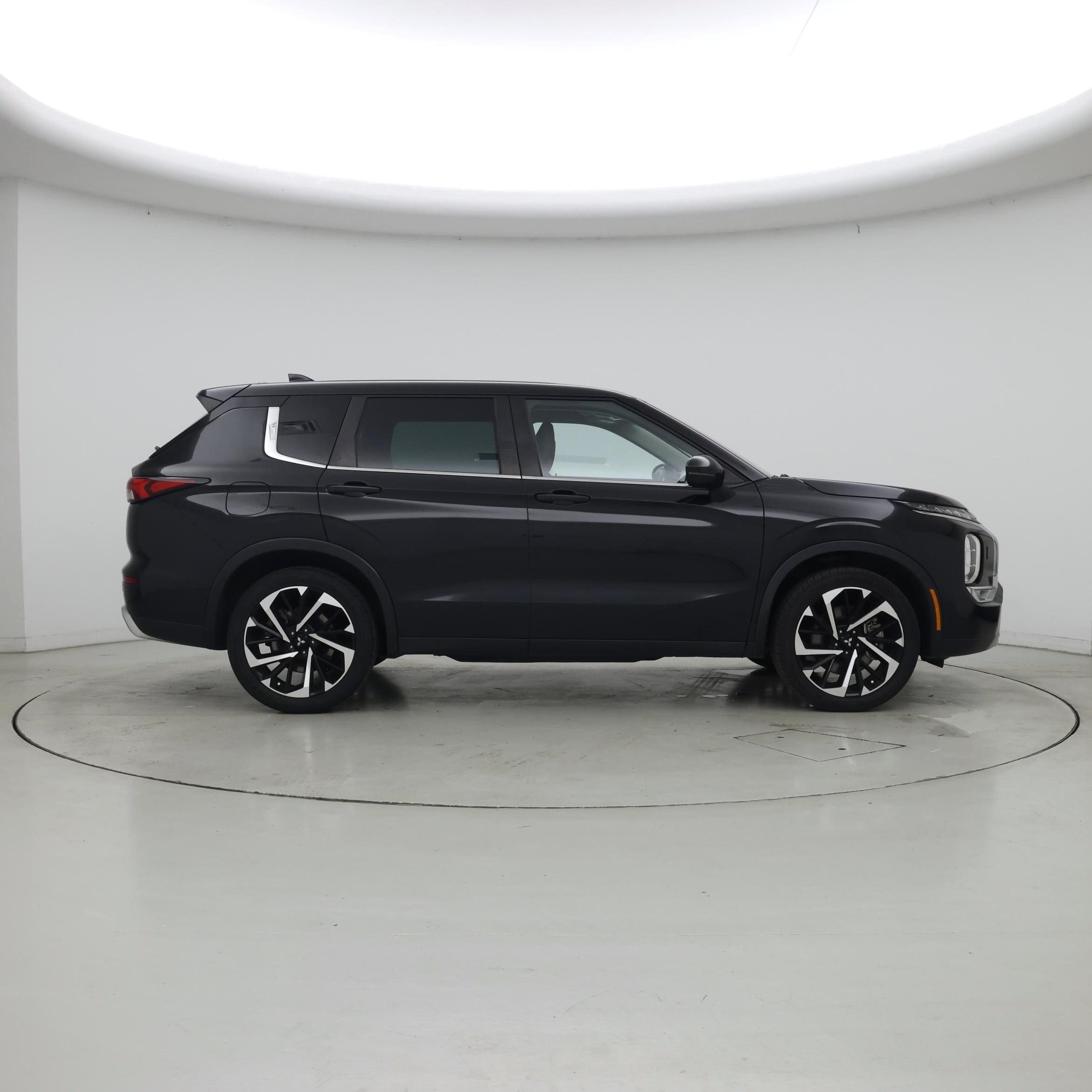 Thumbnail: 2023 Mitsubishi Outlander - 7
