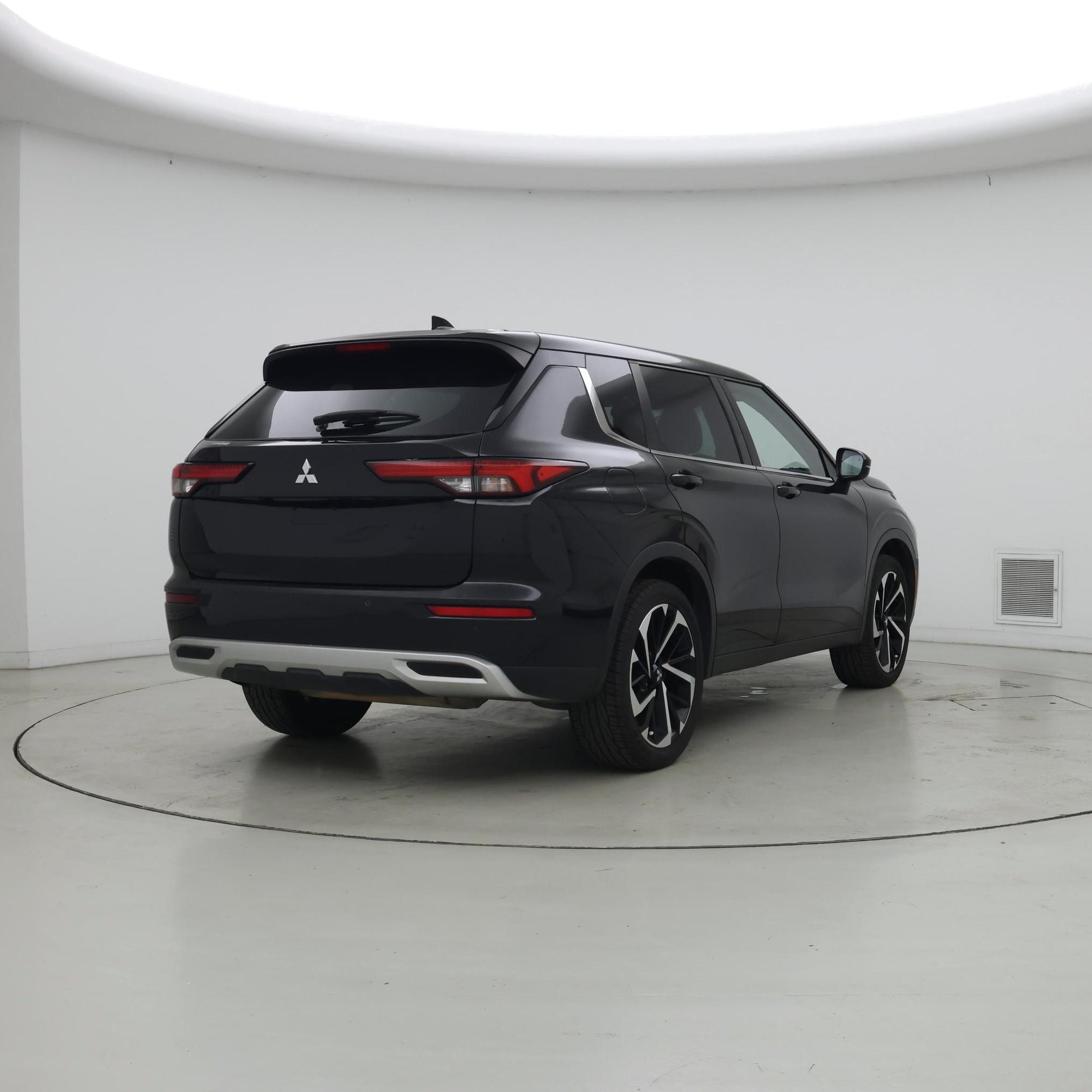 Thumbnail: 2023 Mitsubishi Outlander - 8