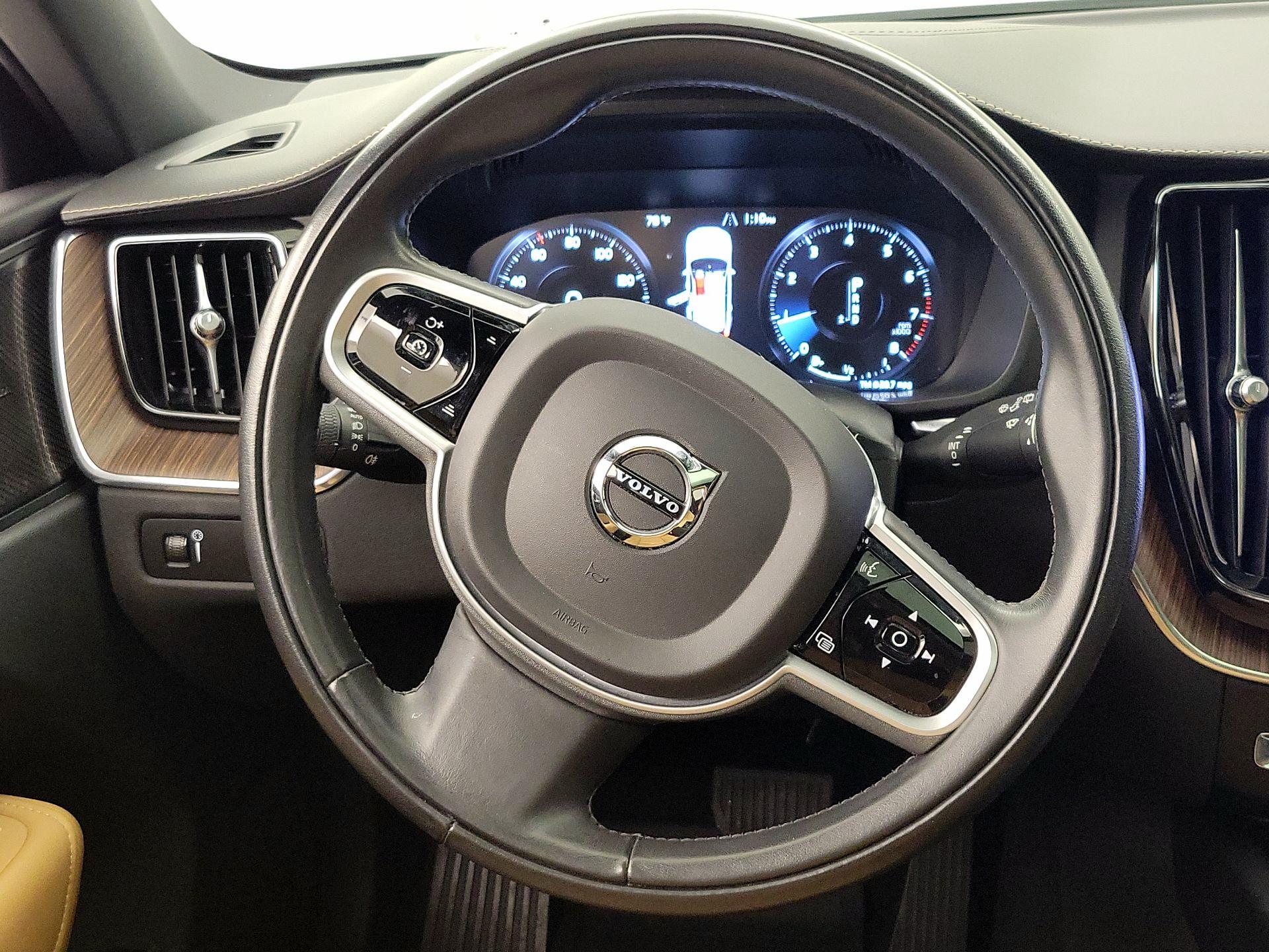 Thumbnail: 2021 Volvo XC60 - 10