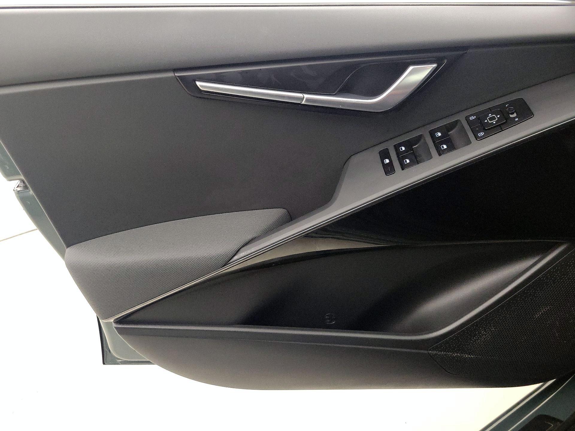 Thumbnail: 2023 Kia Niro - 12