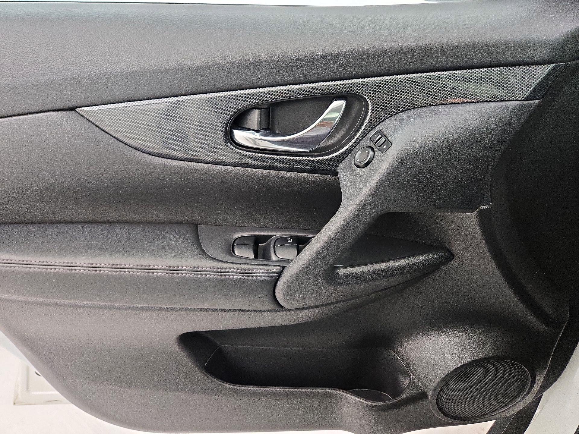 Thumbnail: 2015 Nissan Rogue - 12