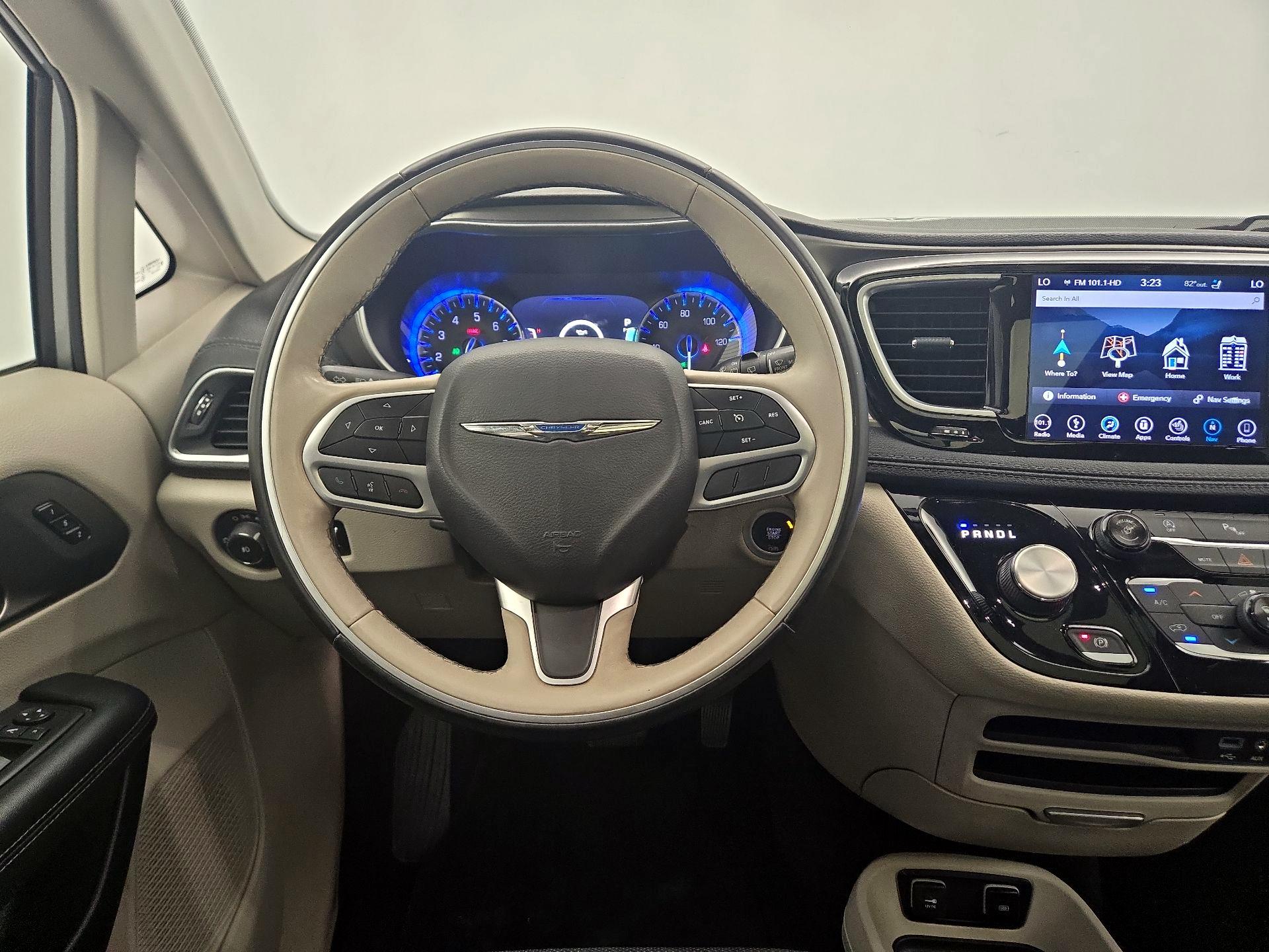 Thumbnail: 2018 Chrysler Pacifica - 10