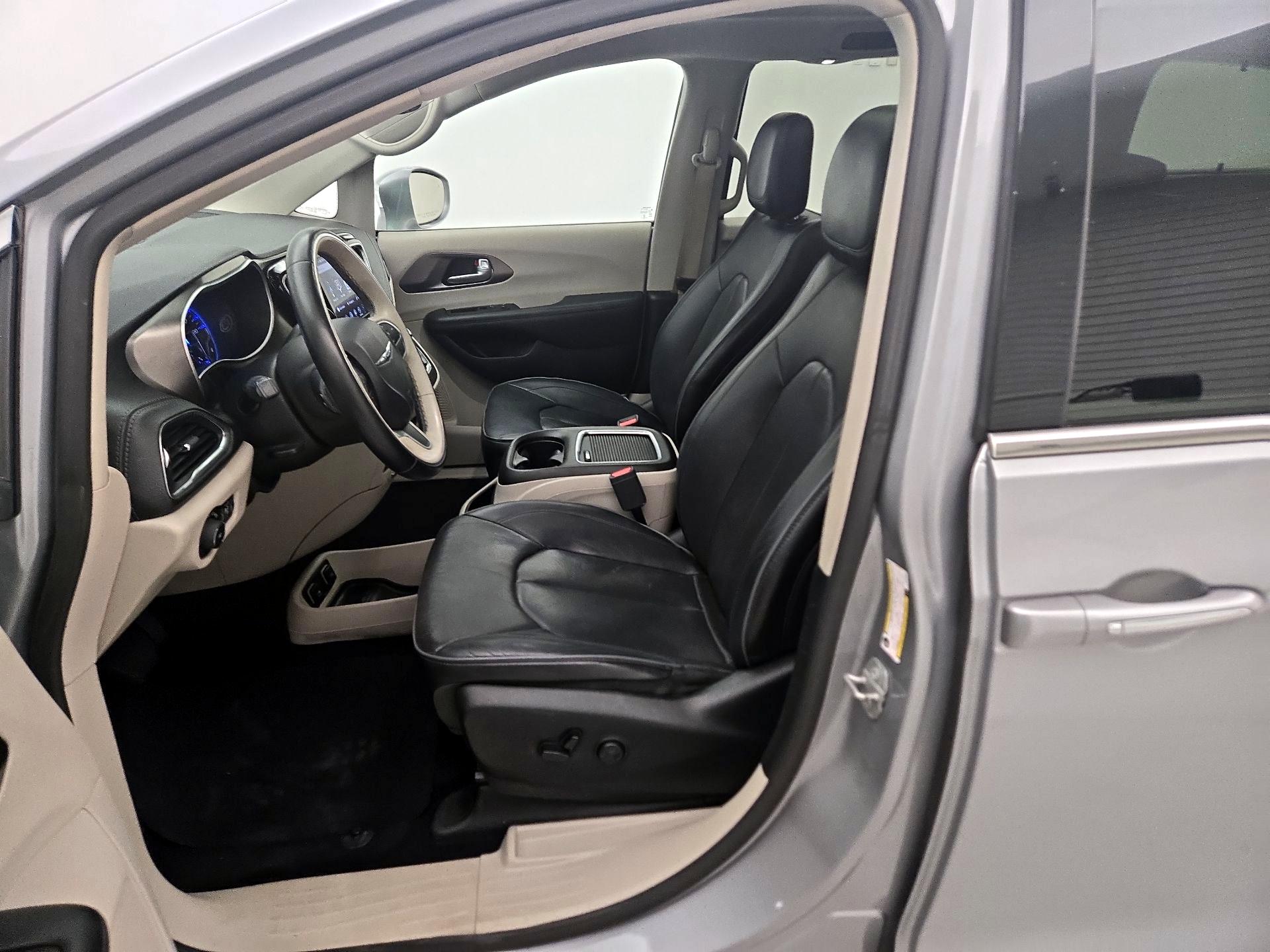 Thumbnail: 2018 Chrysler Pacifica - 11