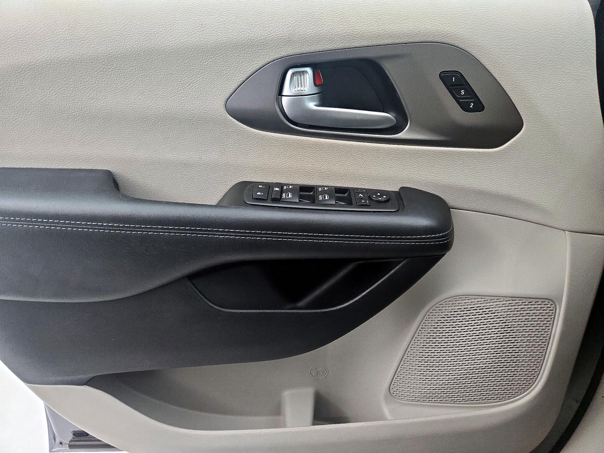 Thumbnail: 2018 Chrysler Pacifica - 12