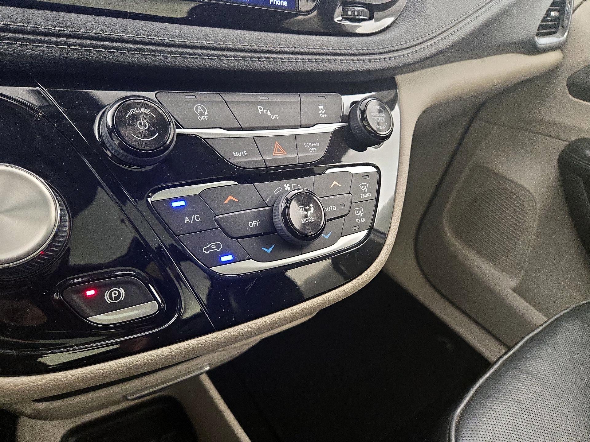 Thumbnail: 2018 Chrysler Pacifica - 17