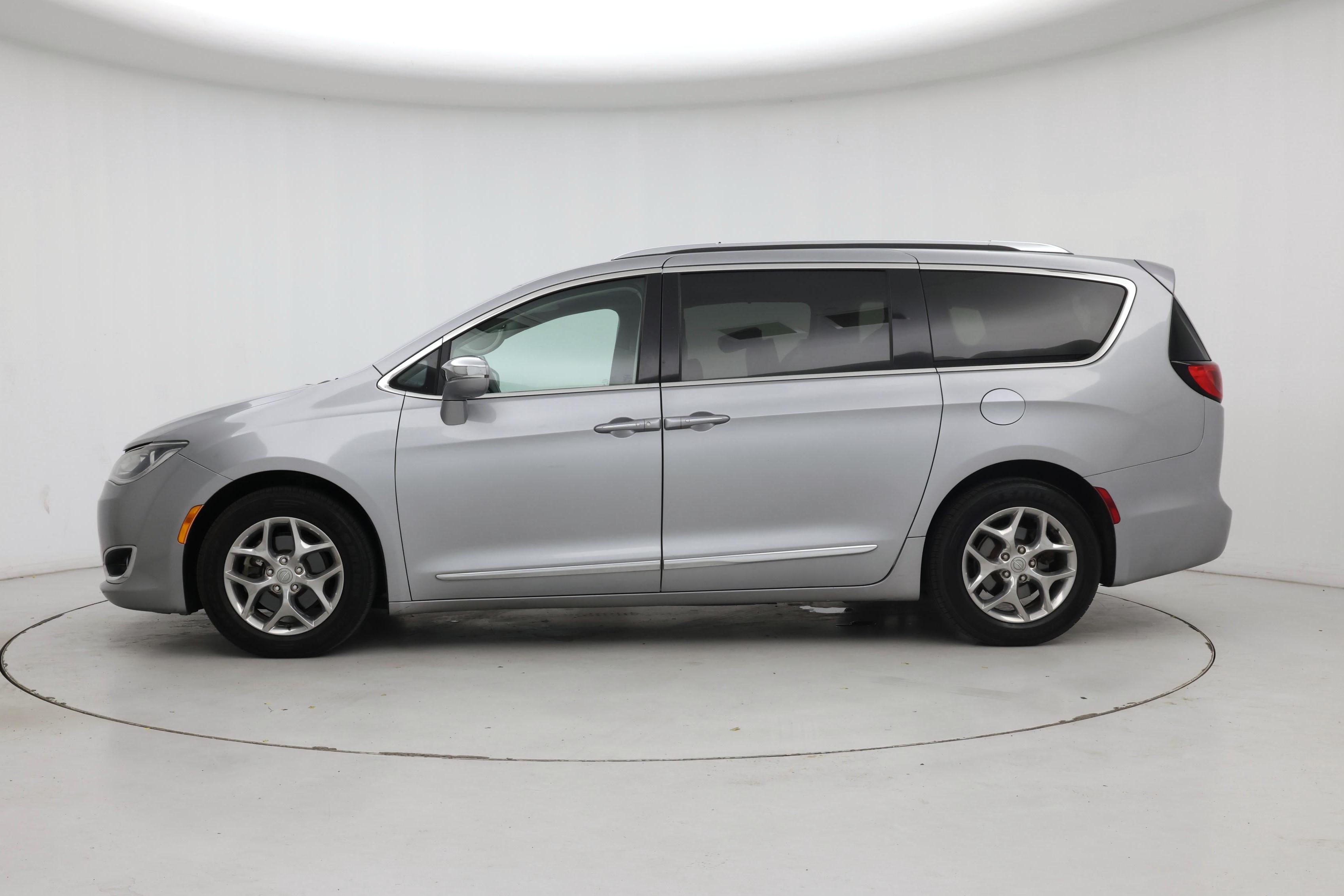 Thumbnail: 2018 Chrysler Pacifica - 3