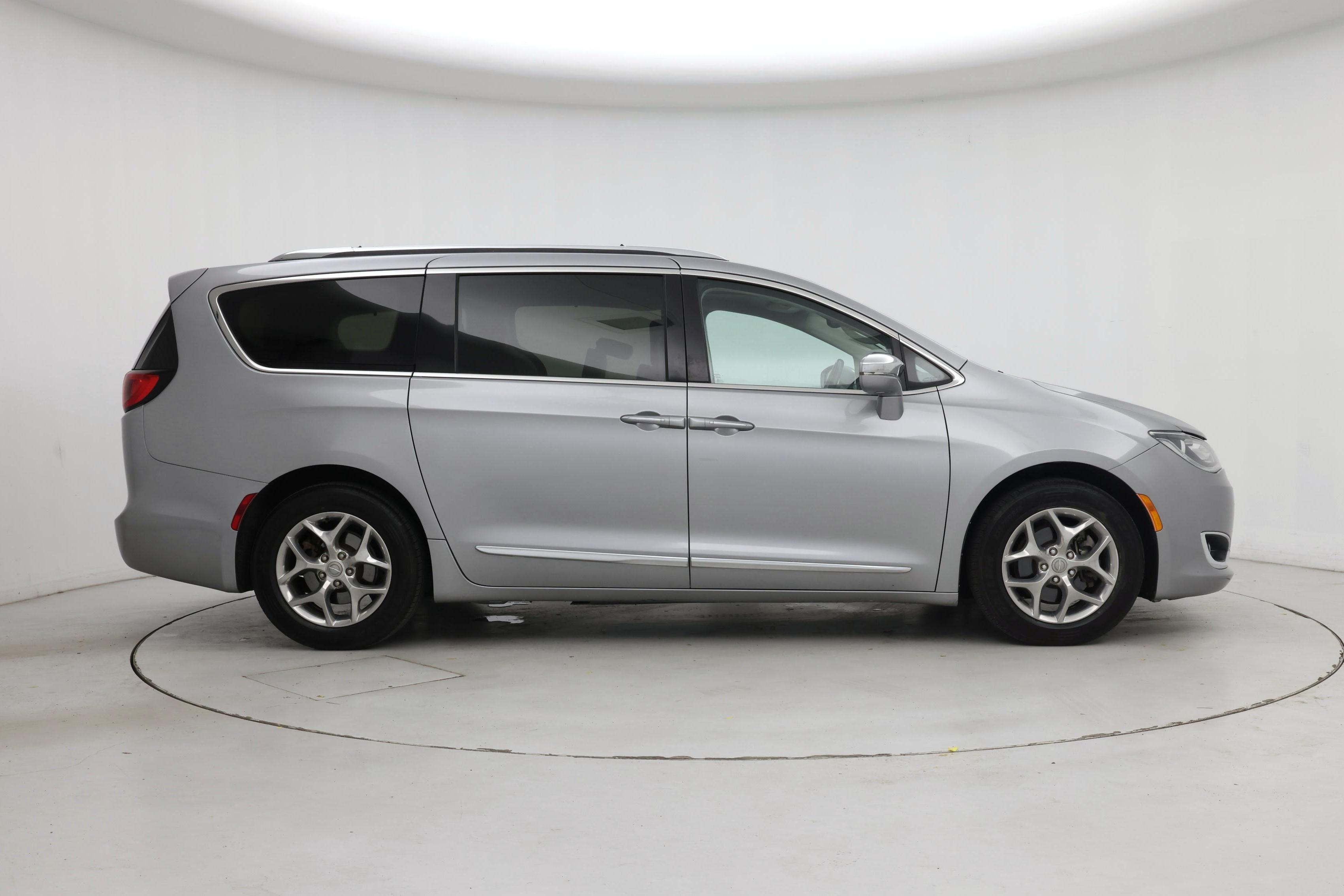 Thumbnail: 2018 Chrysler Pacifica - 7