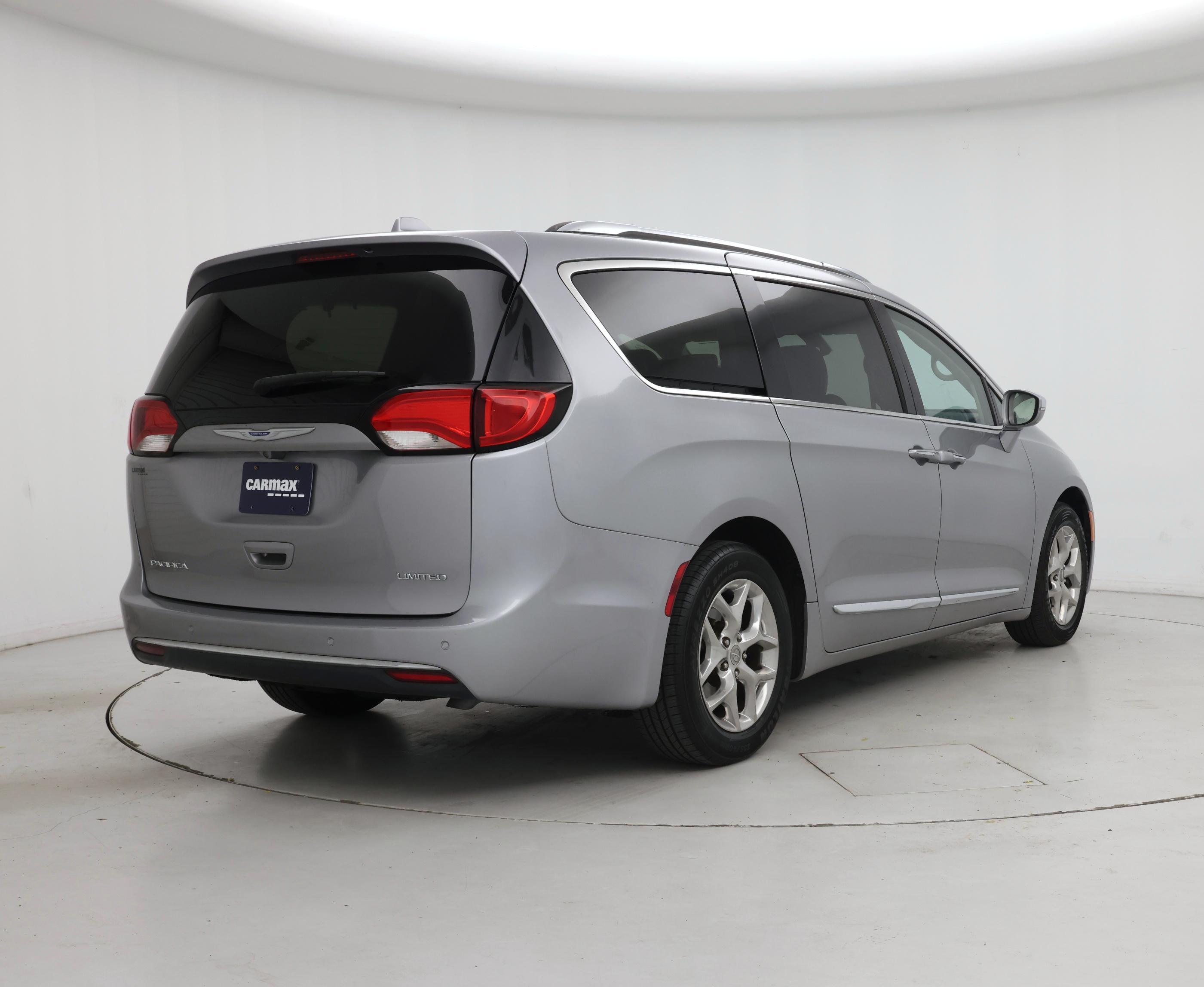 Thumbnail: 2018 Chrysler Pacifica - 8