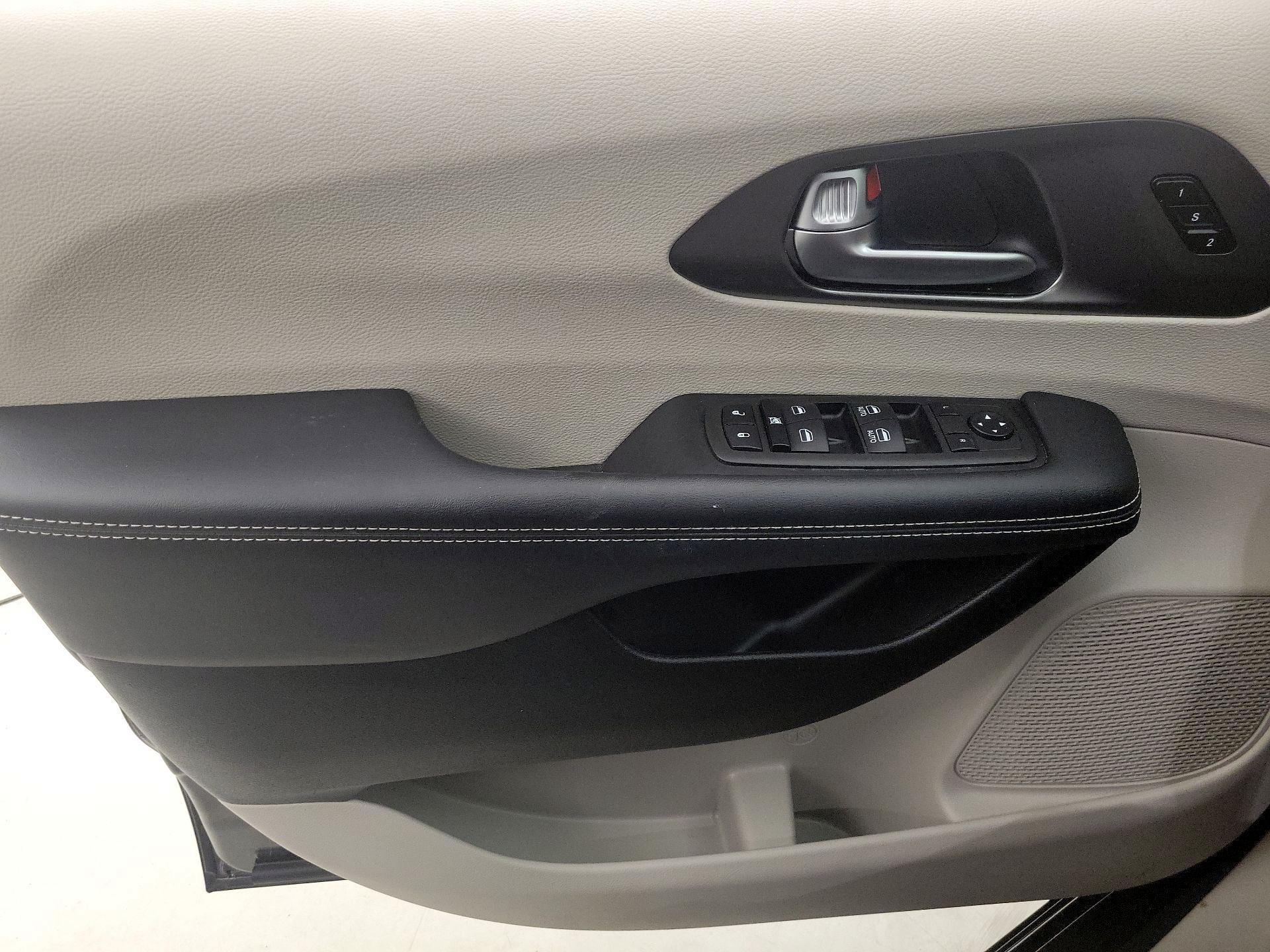 Thumbnail: 2023 Chrysler Pacifica - 12