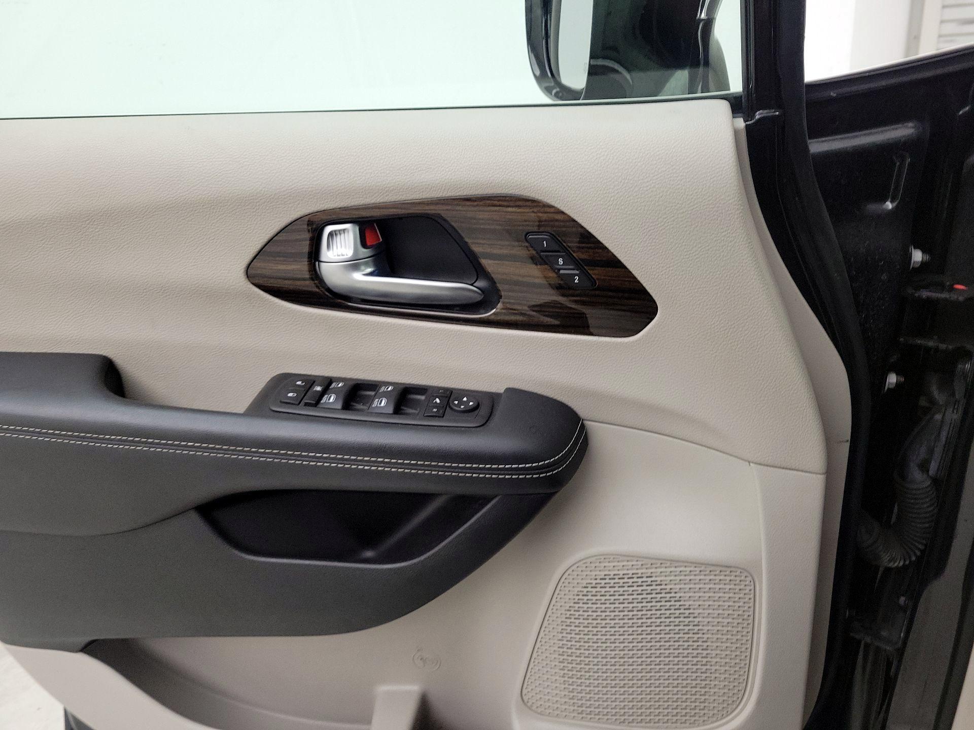 Thumbnail: 2023 Chrysler Pacifica - 12