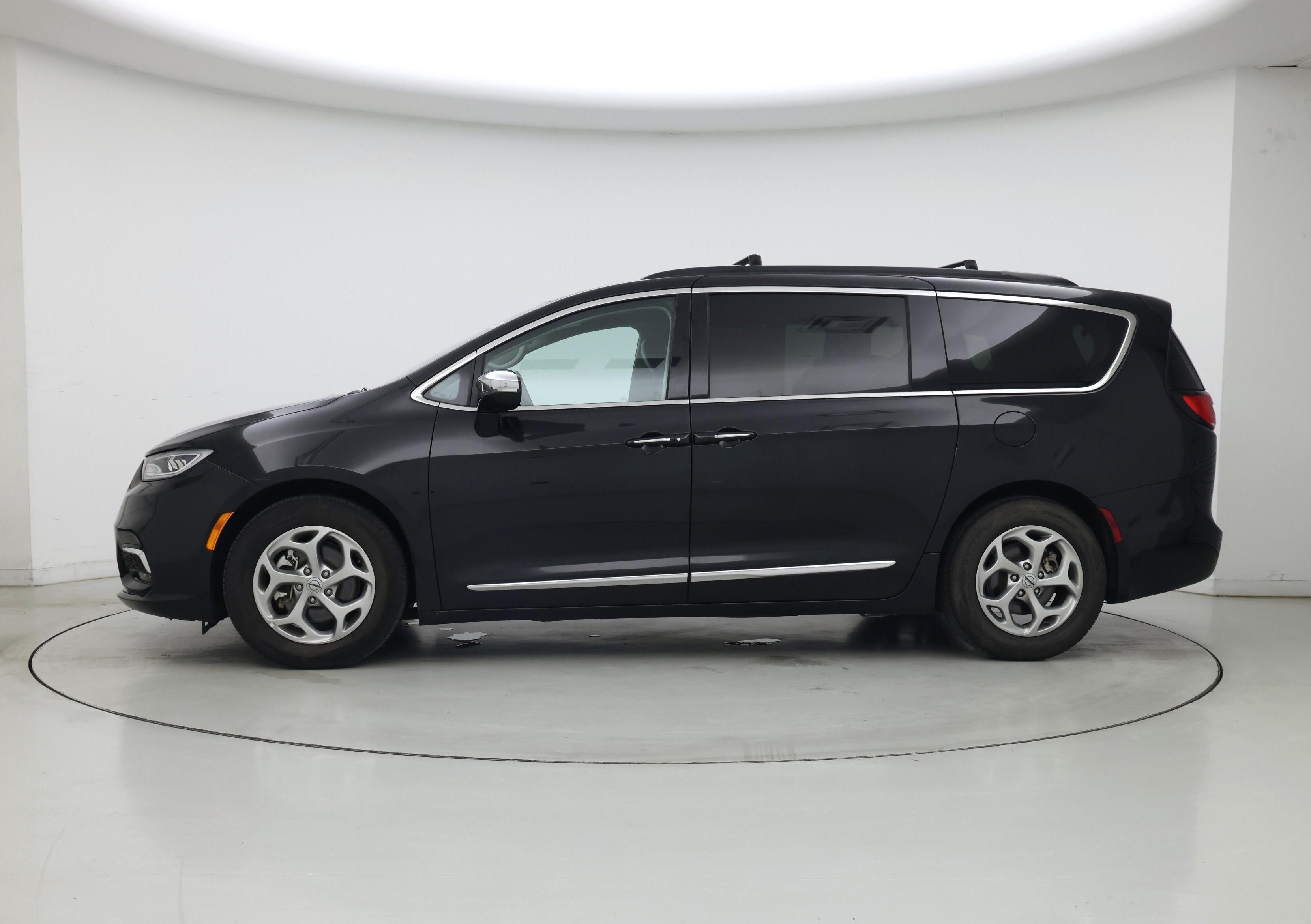 Thumbnail: 2023 Chrysler Pacifica - 3