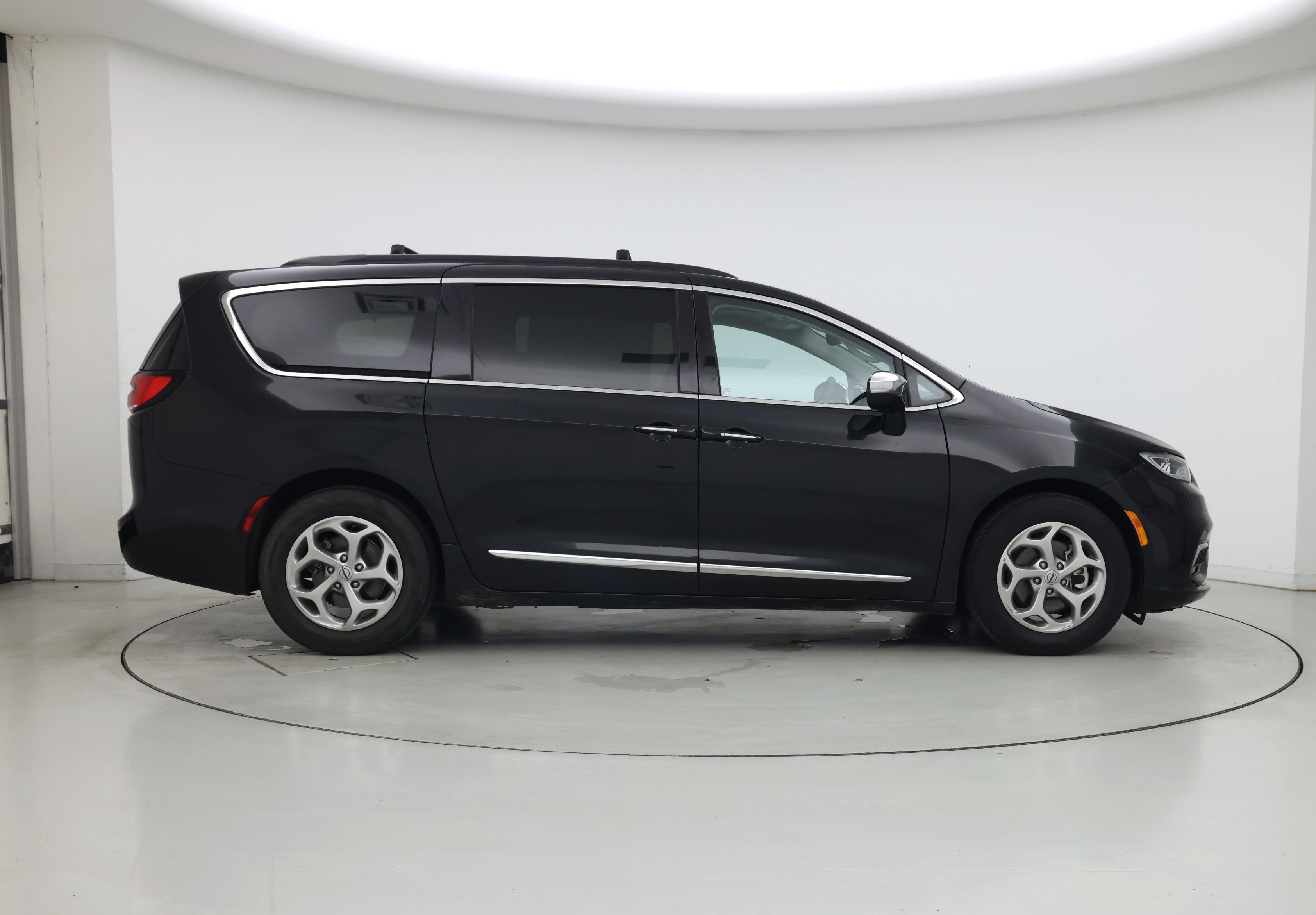Thumbnail: 2023 Chrysler Pacifica - 7