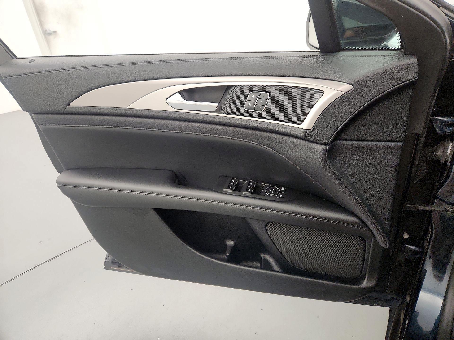 Thumbnail: 2020 Lincoln MKZ - 12
